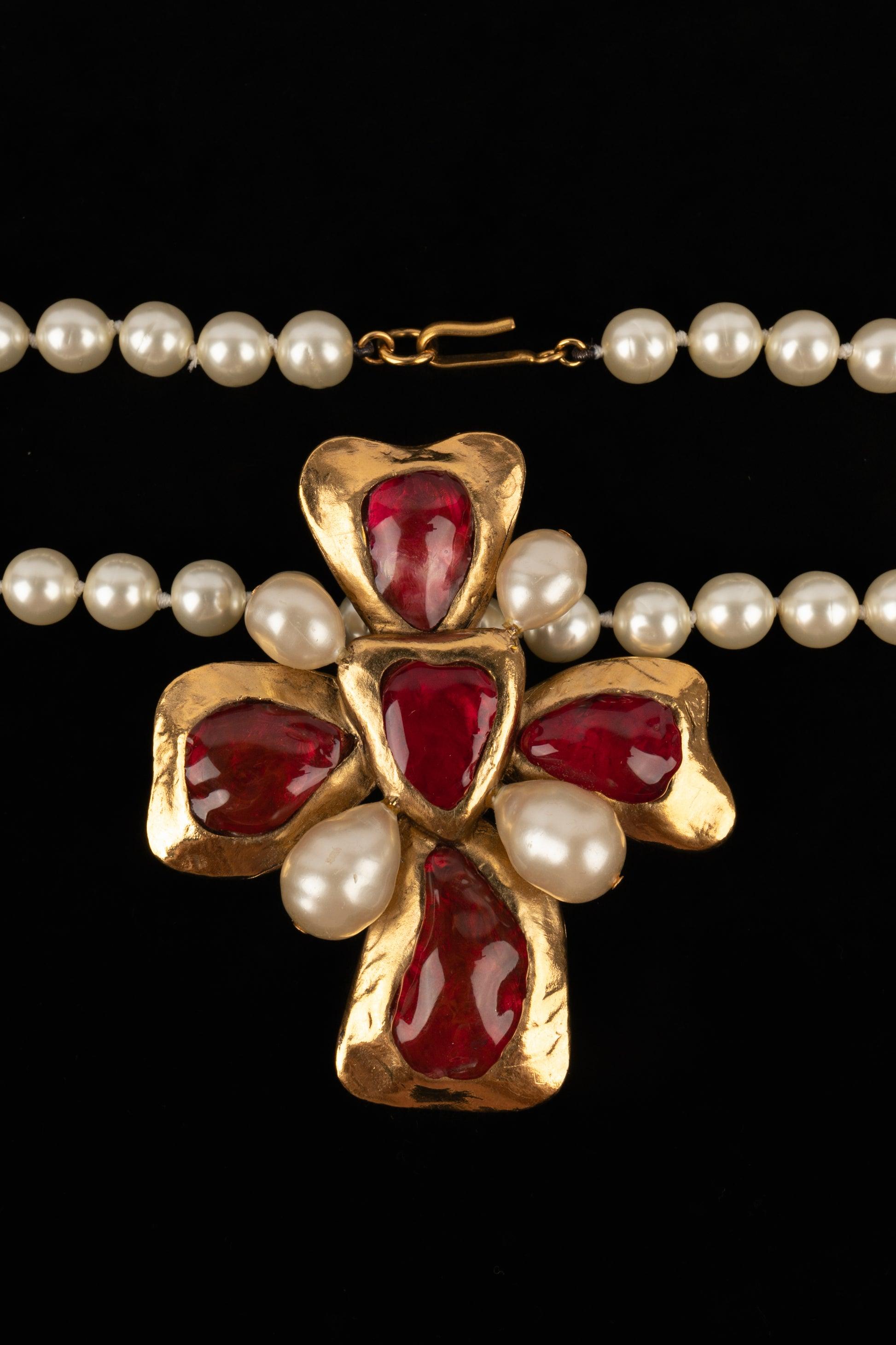 Chanel - (Made in France) Collana di perle in costume con ciondolo a croce in metallo dorato ornato di pasta di vetro. Collezione Primavera-Estate 1994.

Informazioni aggiuntive:
Condizioni: Ottime condizioni
Dimensioni: Lunghezza: 60 cm - Ciondolo: