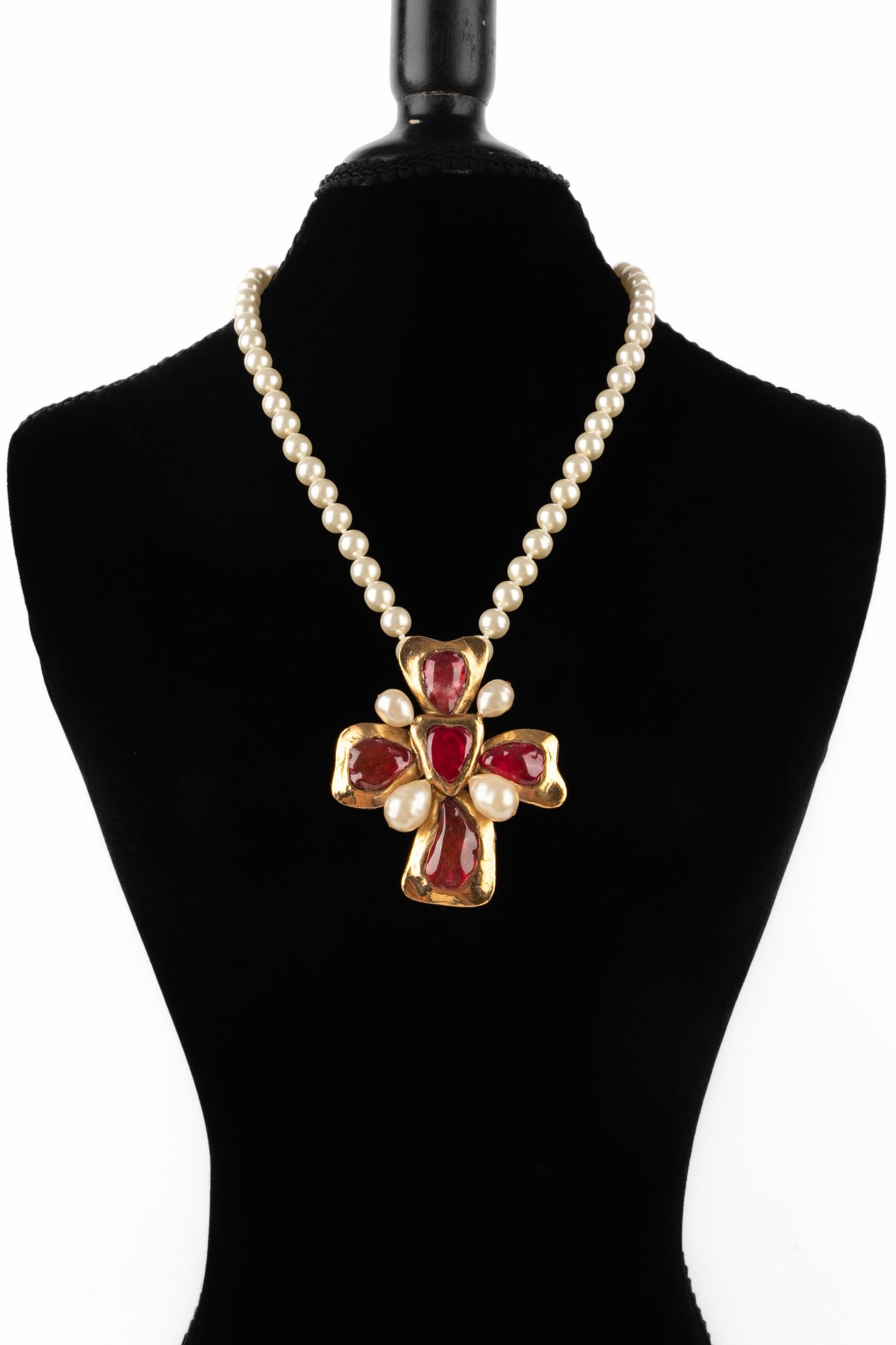 Collana con croce di perle Chanel Costume, 1994 In condizioni ottime in vendita a SAINT-OUEN-SUR-SEINE, FR