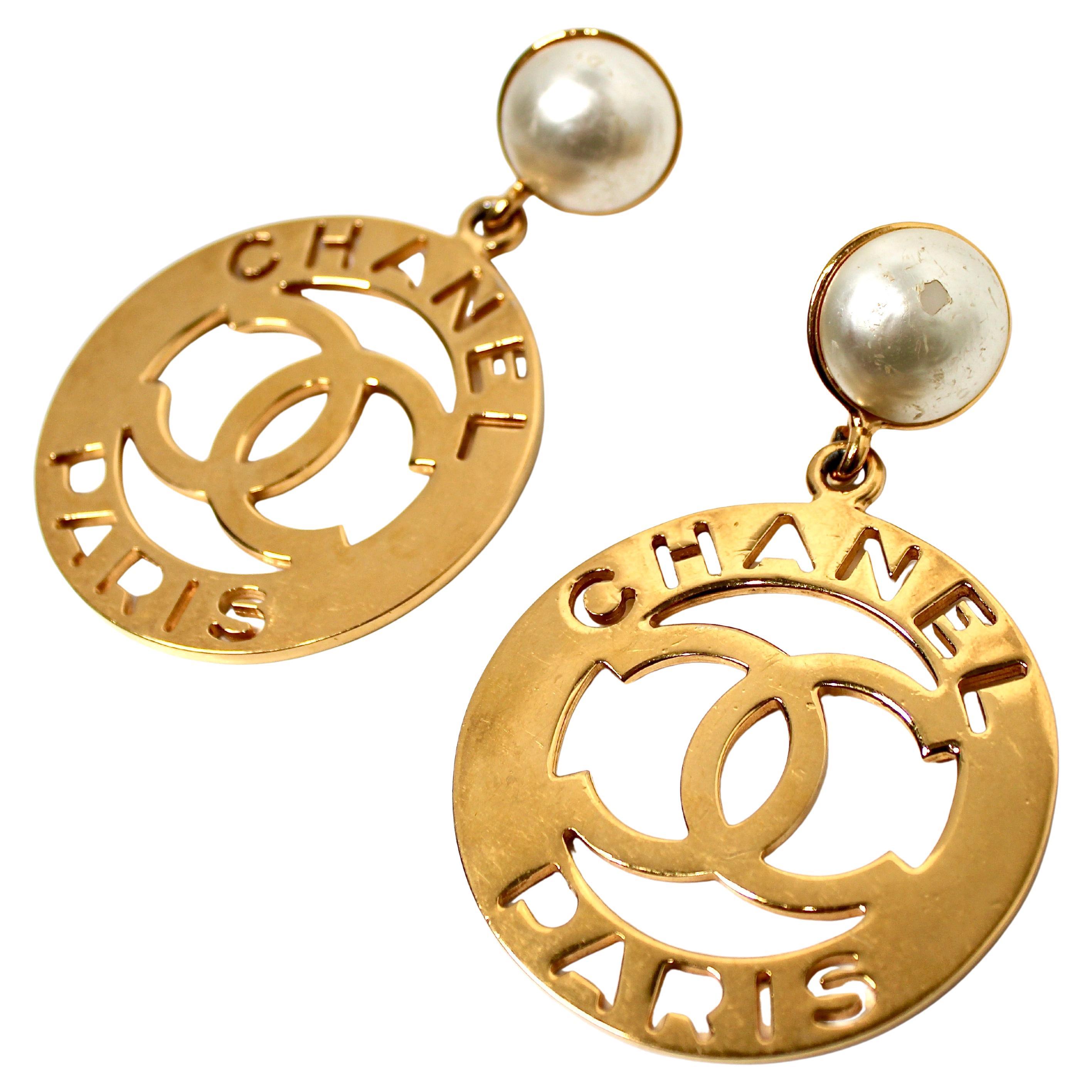 Gli orecchini Chanel Costume Pearl Gold-Tone CC Cut-Out Clip-One sono un pezzo di grande effetto che fonde perfettamente l'eleganza classica con il design moderno. Questi orecchini presentano una sofisticata combinazione di perle finte ed elementi