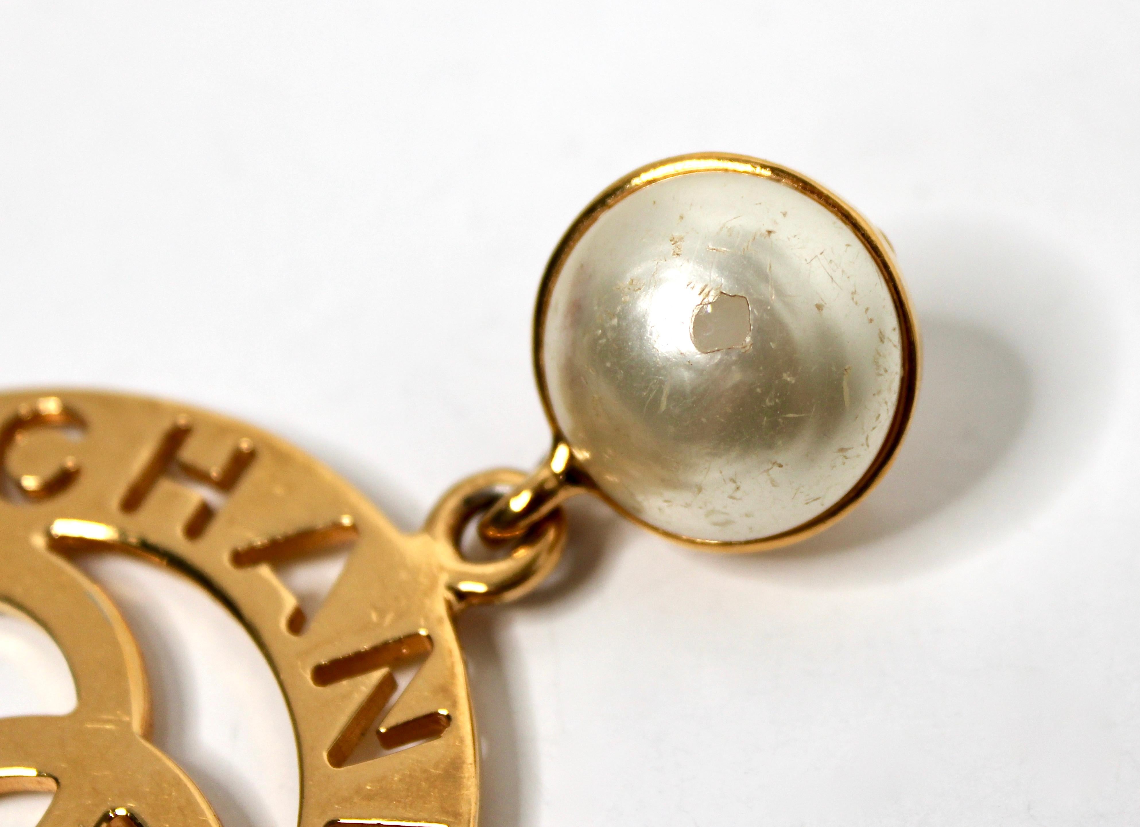 Orecchini Chanel in costume con perle in oro CC Cut-Out In condizioni discrete in vendita a Scottsdale, AZ