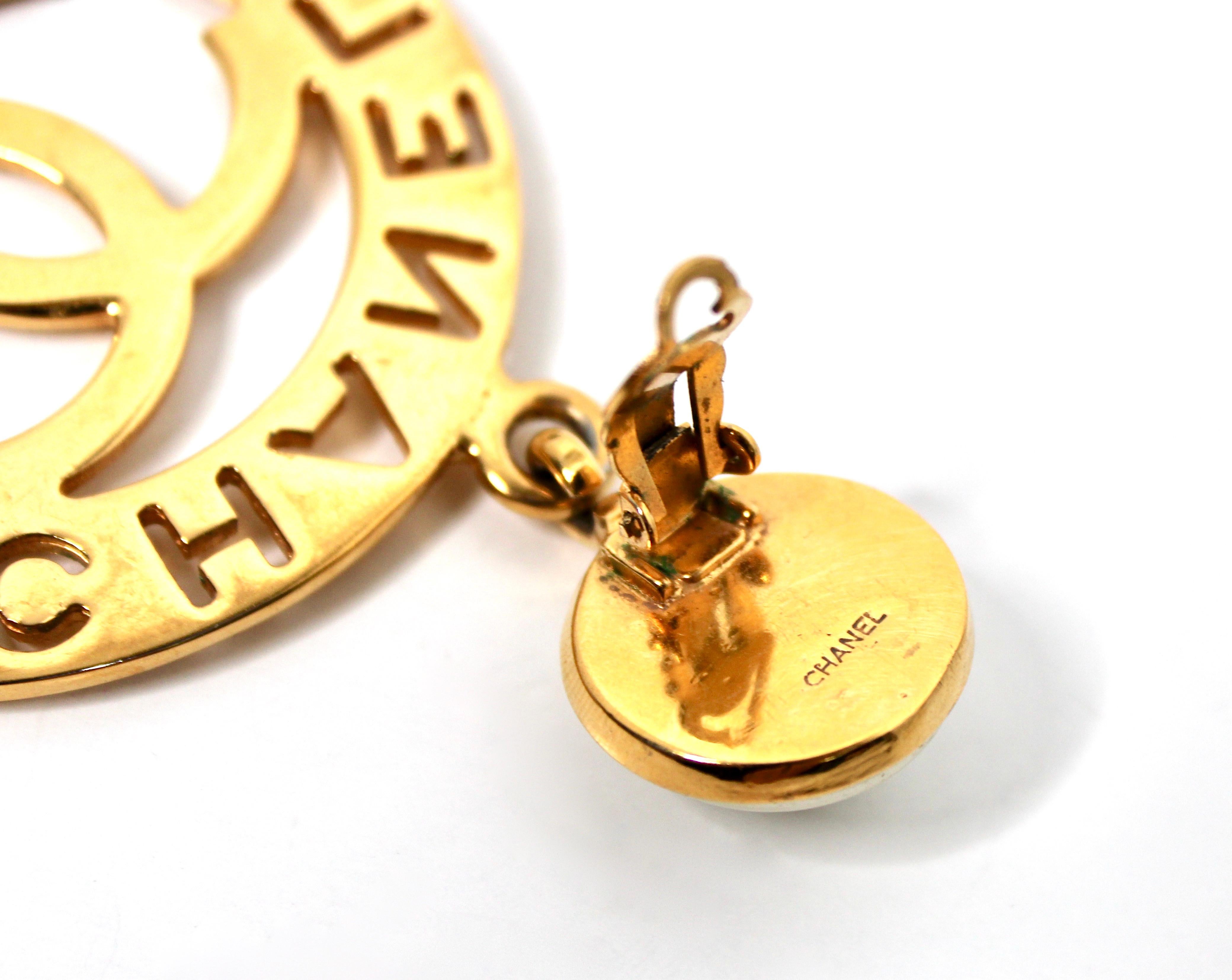 Orecchini Chanel in costume con perle in oro CC Cut-Out in vendita 2