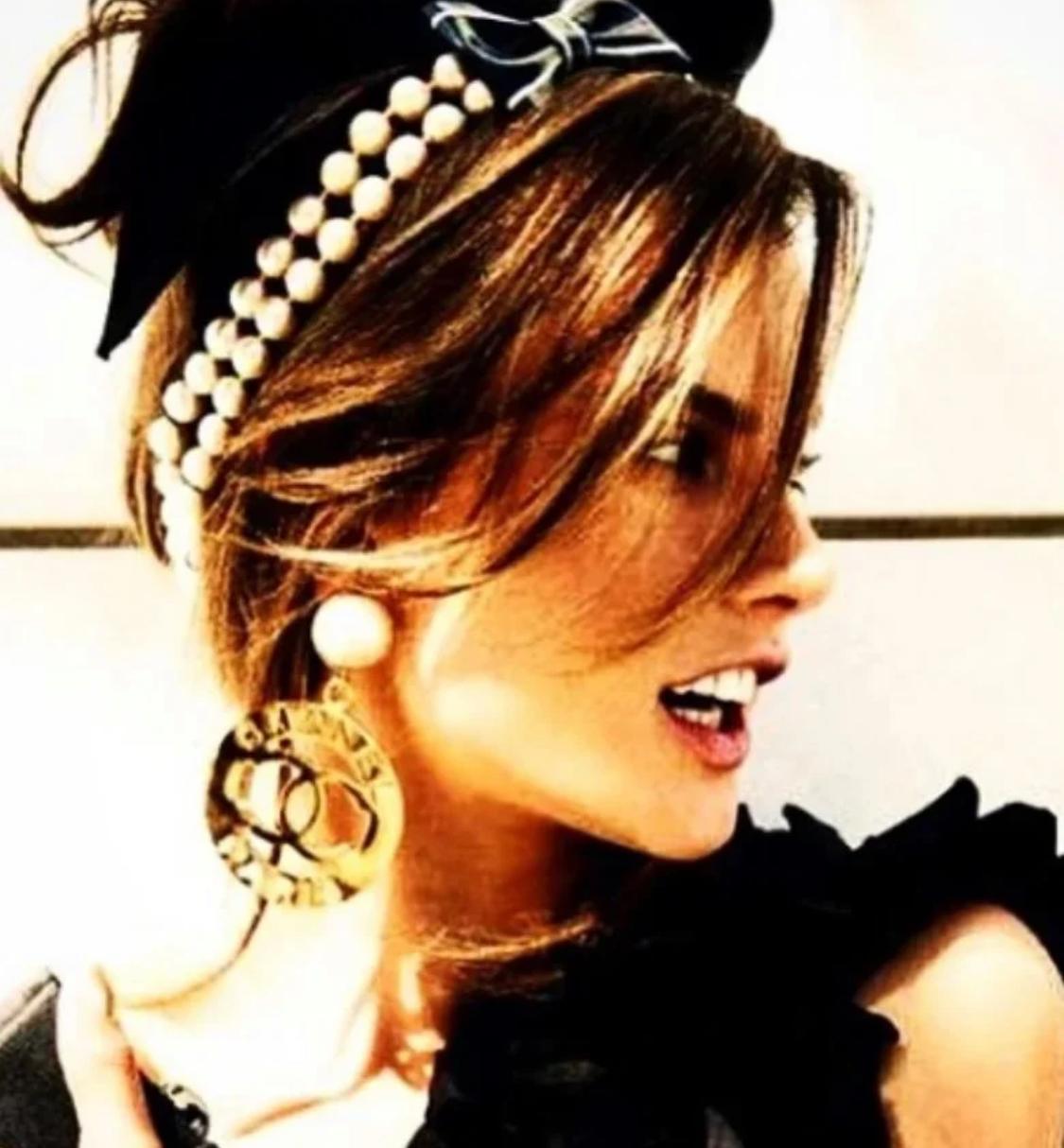 Orecchini Chanel in costume con perle in oro CC Cut-Out in vendita 3