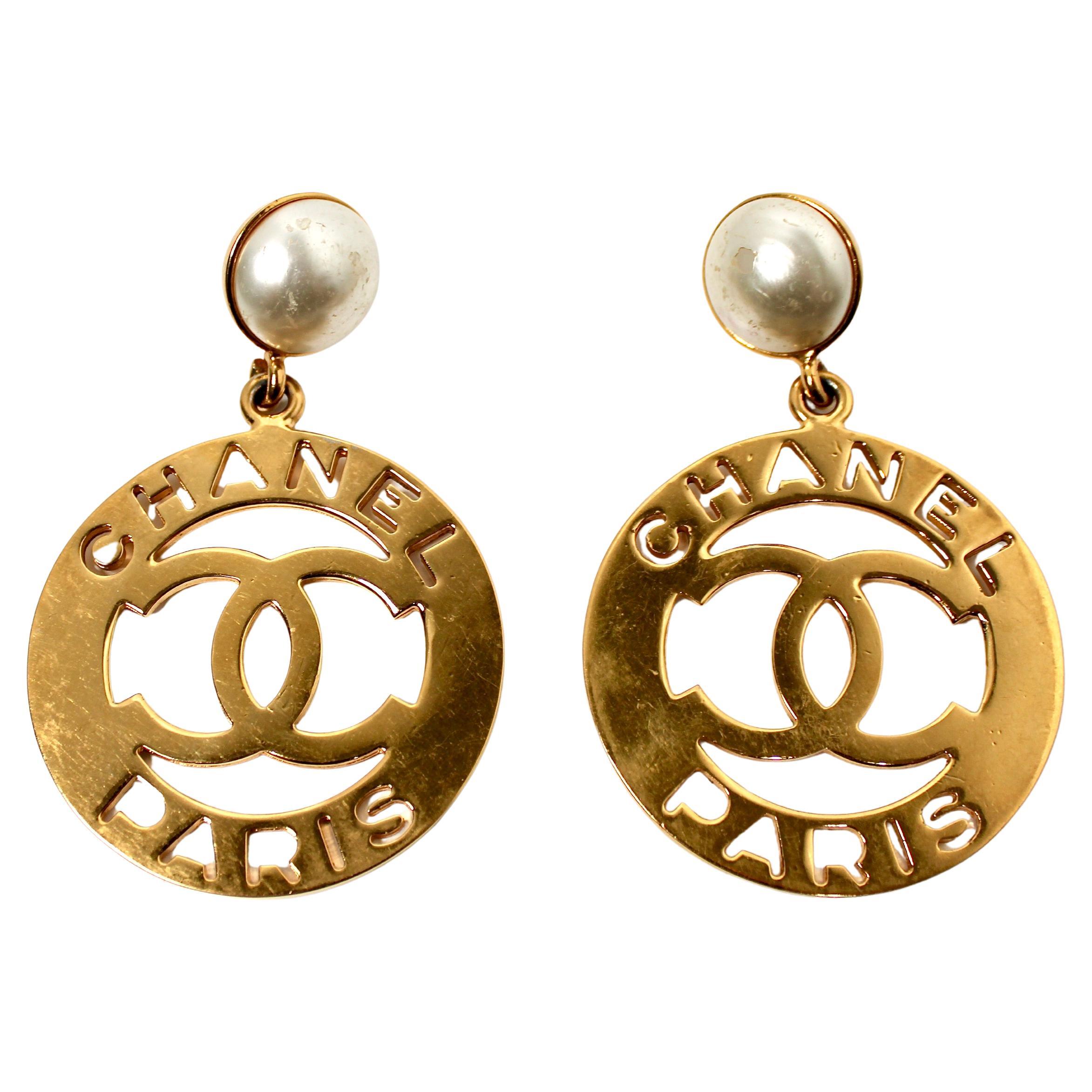 Orecchini Chanel in costume con perle in oro CC Cut-Out