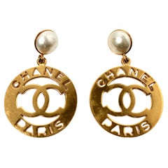 Orecchini Chanel in costume con perle in oro CC Cut-Out