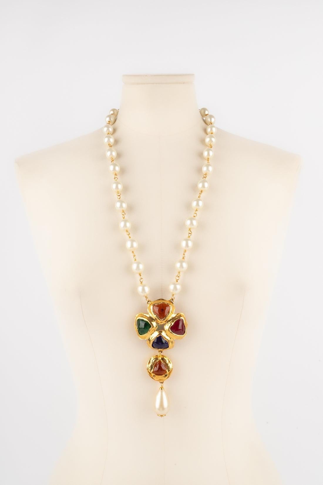 CHANEL - (Made in France) Costume pearl necklace with a golden metal medallion and glass paste cabochons. 2cc9 Collection.

Additional information:
Condition: Very good condition
Dimensions: Length: 70 cm
Period: 20th Century

Seller Reference: CB243