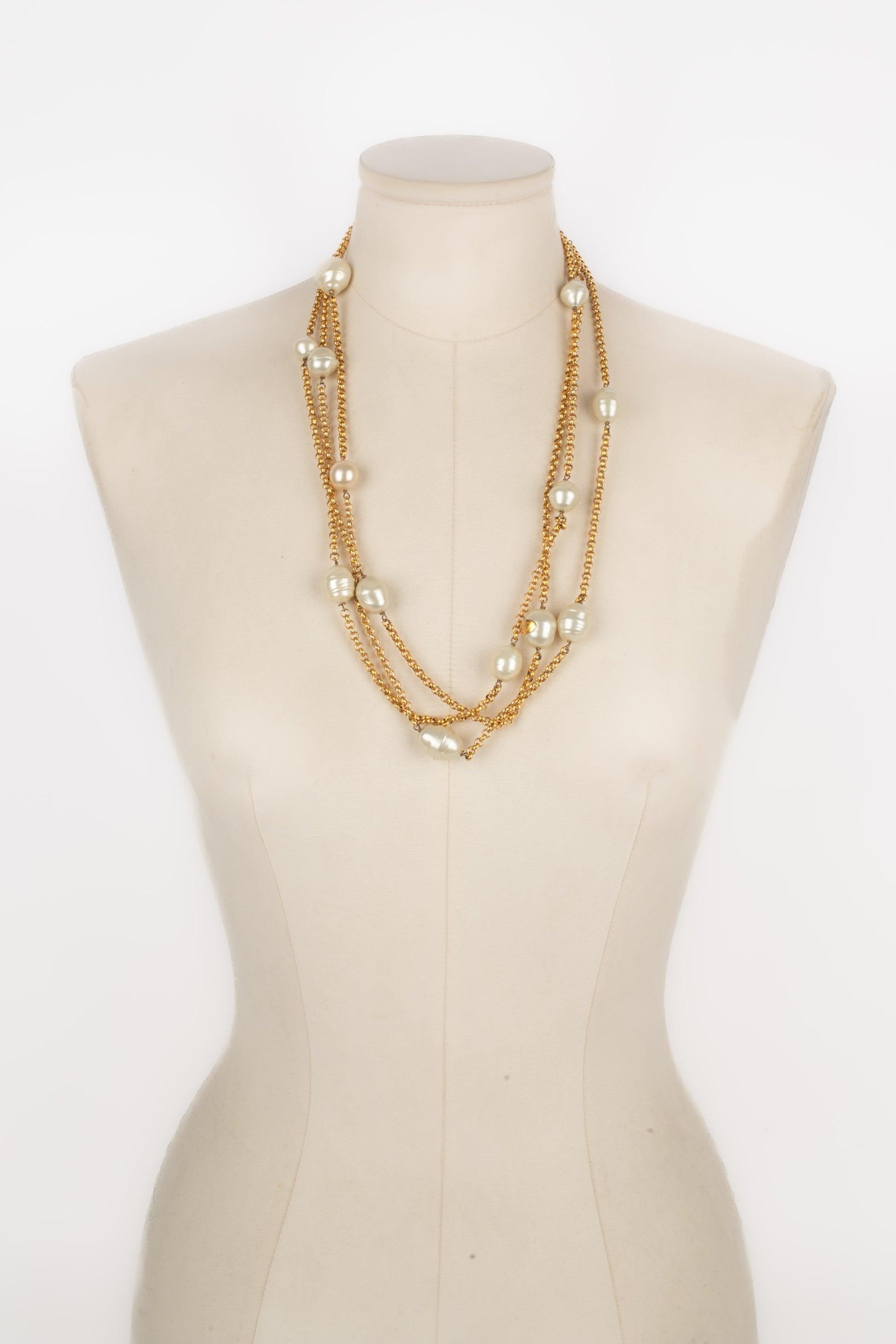 Chanel - (Made in France) Costume pearl necklace with a golden metal chain. 1993 Spring-Summer Collection.

Additional information:
Condition: Very good condition
Dimensions: Length: 200 cm
Period: 20th Century

Seller Reference: CB270