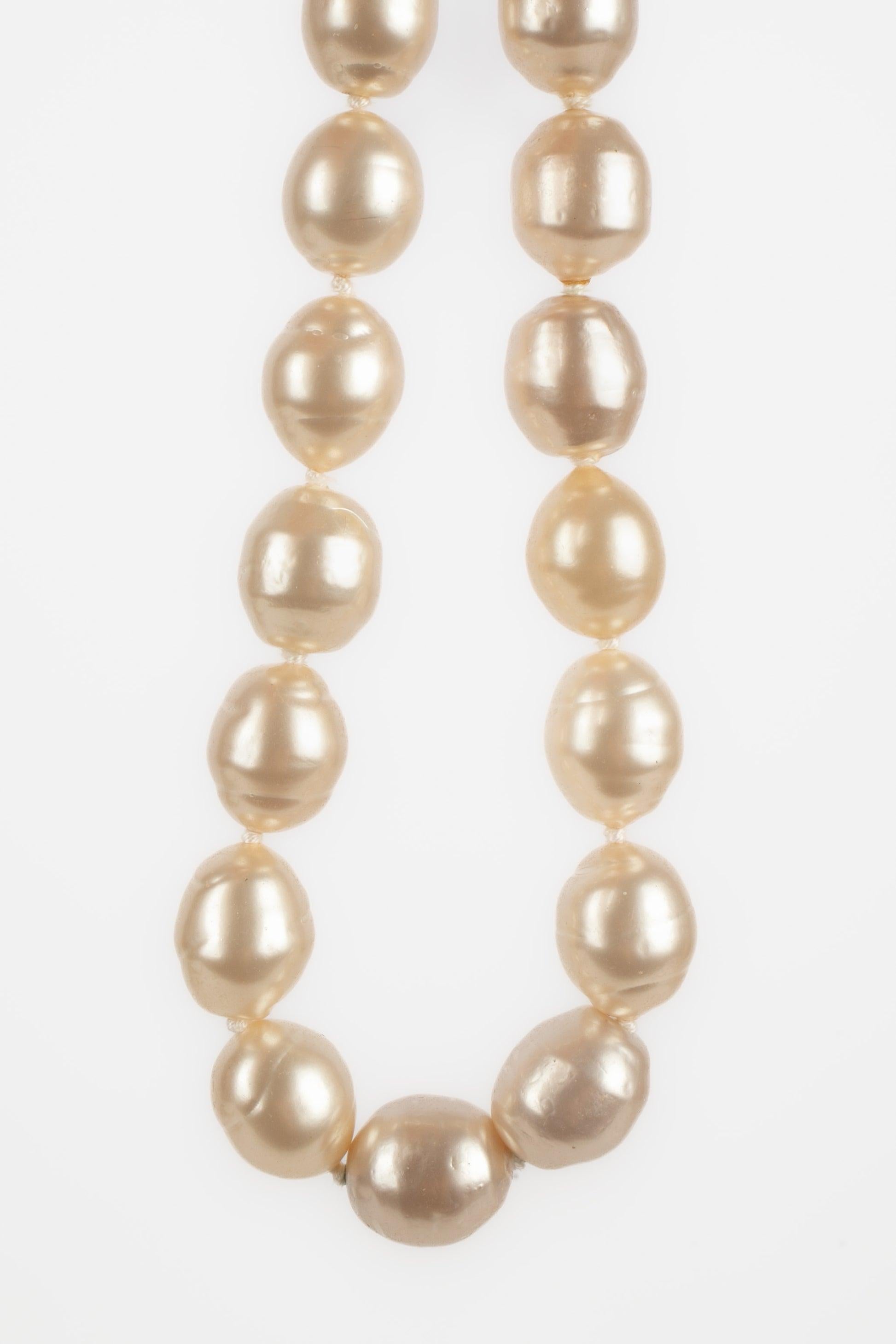 Chanel - (Made in France) Costume pearl necklace assembled with knots and with a golden metal stick fastener. 1994 Spring-Summer Collection.

Additional information:
Condition: Very good condition
Dimensions: Length: 43 cm
Period: 20th