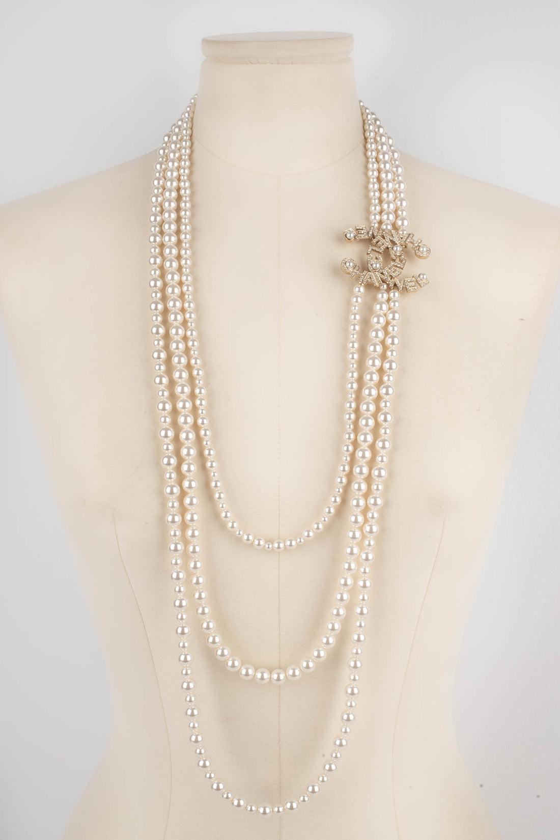 Chanel  - (Made in France) Costume pearl necklace with a golden metal cc medallion ornamented with Swarovski rhinestones. 2020 Collection.

Additional information:
Condition: Very good condition
Dimensions: Length of the shorter row: from 71 cm to