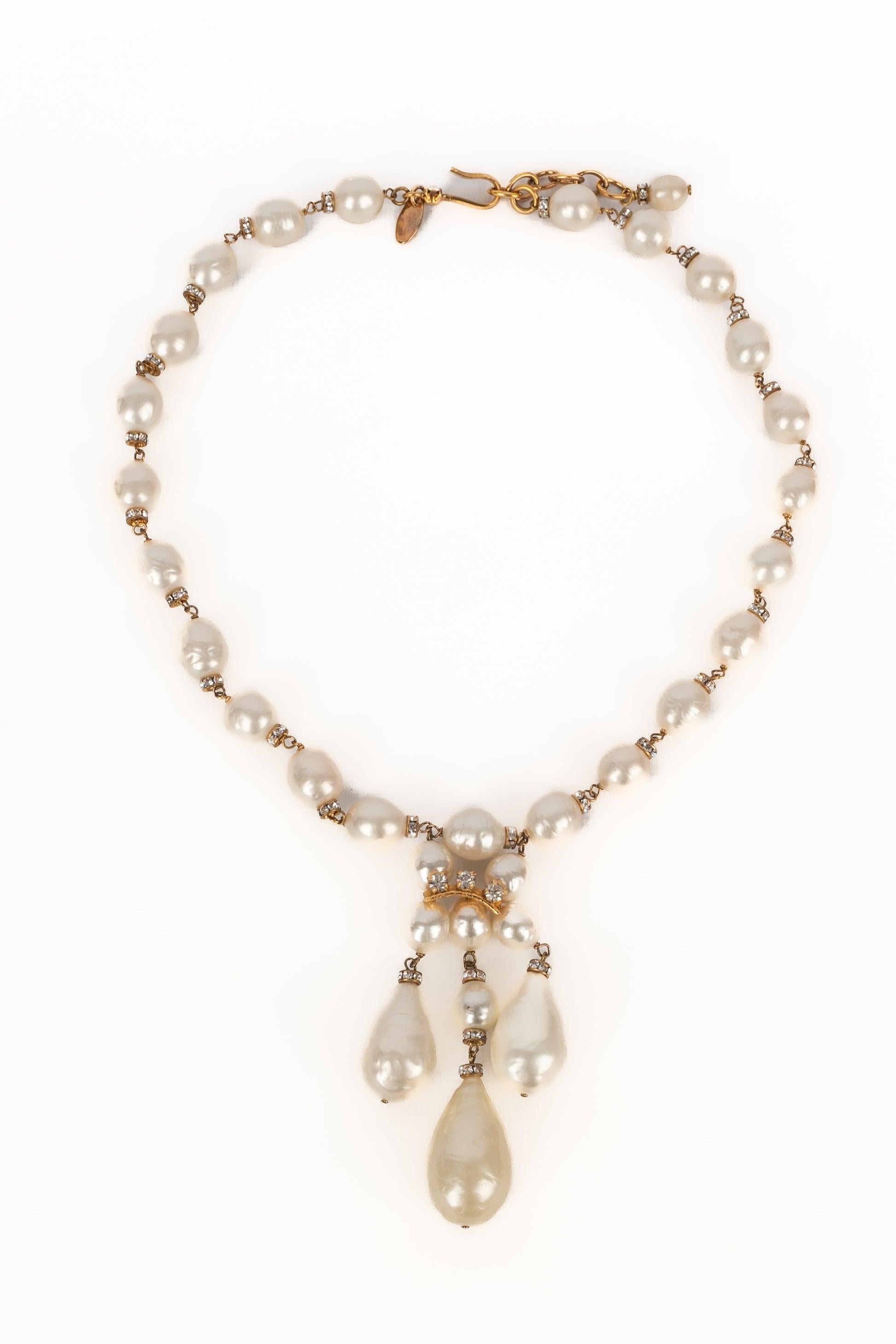 CHANEL - (Made in France) Costume pearl necklace with Swarovski rhinestones. Jewelry from the early 1980s.

Additional information:
Condition: Very good condition
Dimensions: Length: from 48 cm to 52 cm

SKU:CB280