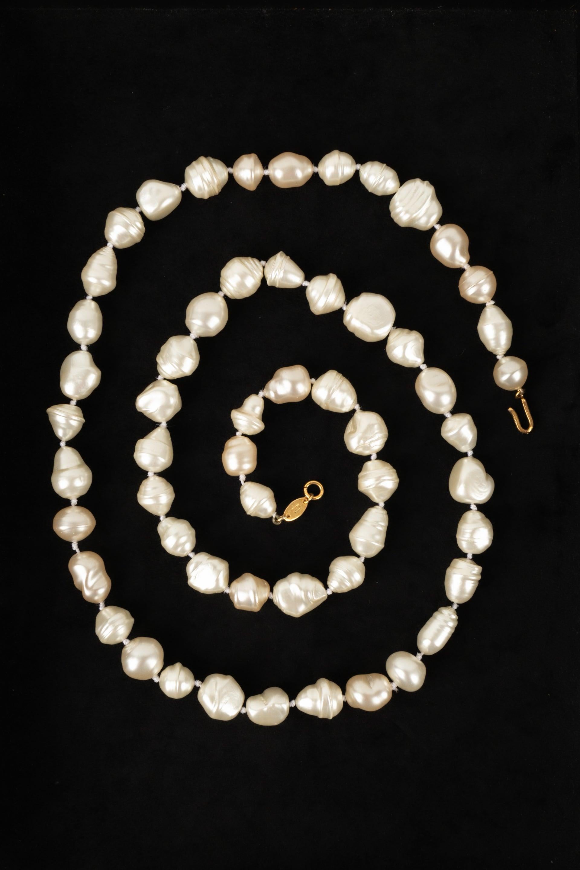 Chanel - (Made in France) Costume pearl necklace / sautoir. 1984 Collection.

Additional information:
Condition: Very good condition
Dimensions: Length: 106 cm

Seller Reference: CB50
