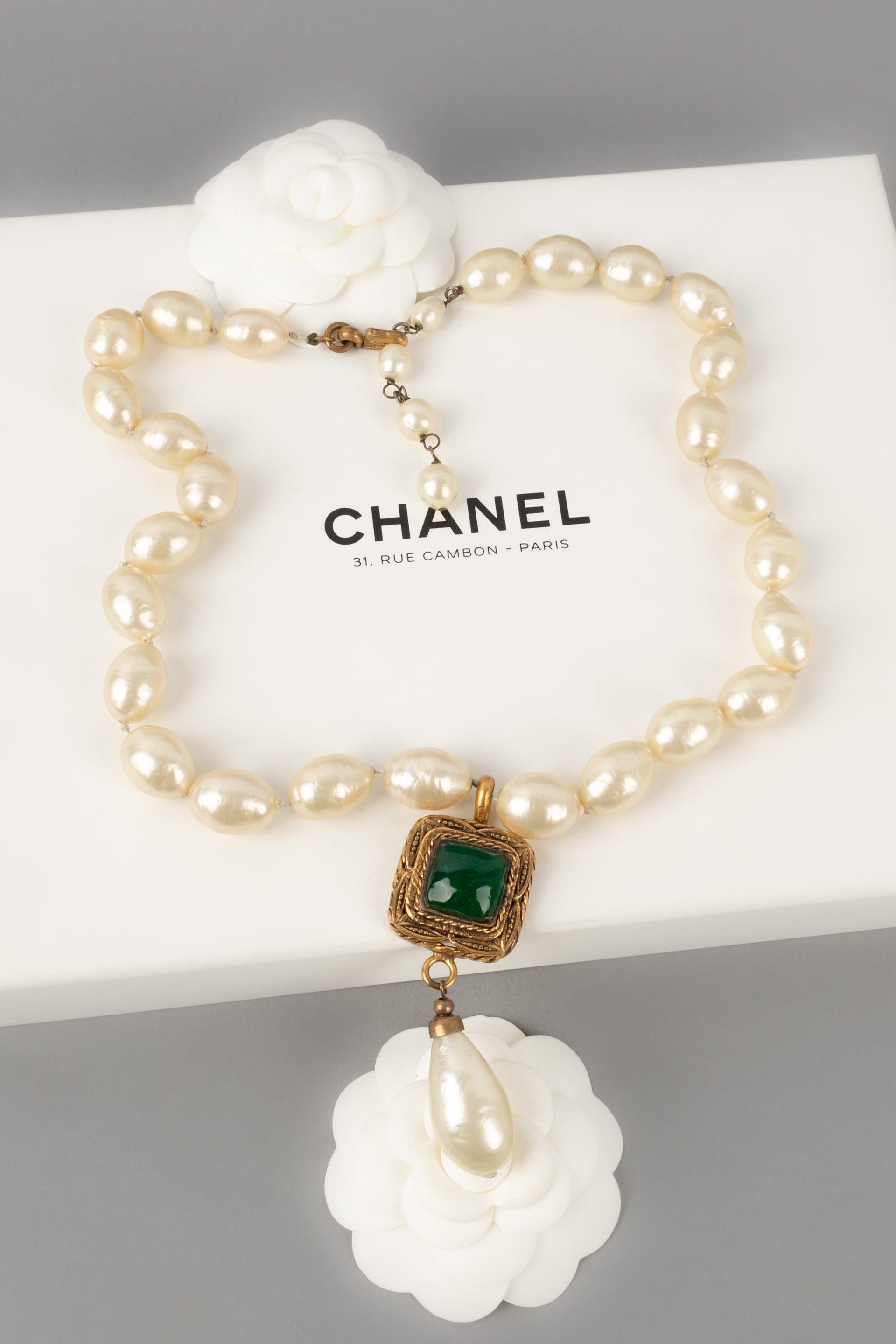 Chanel Collier de perles de costume avec pendentif en métal doré, 1983 en vente 7