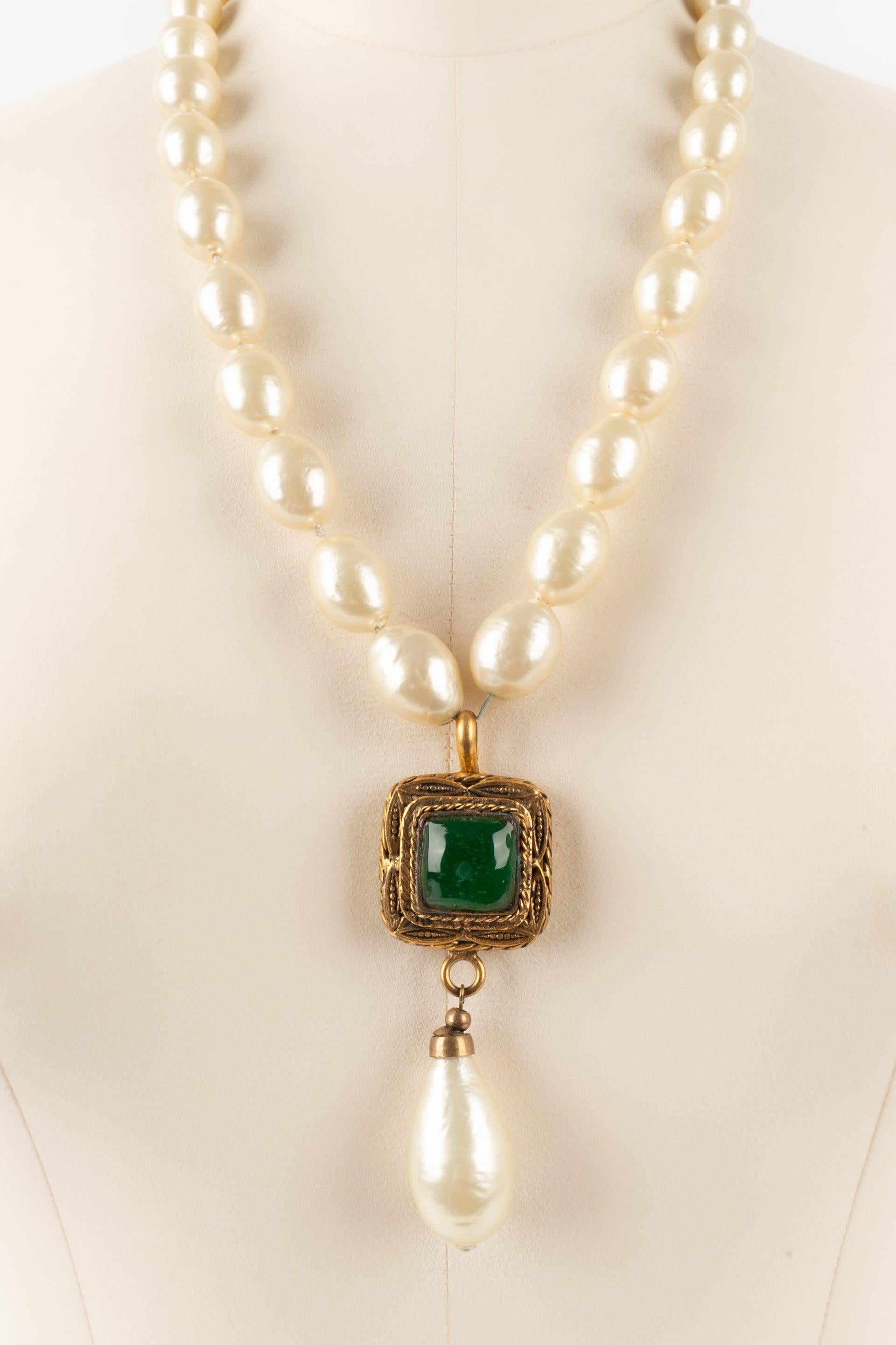 Chanel Costume Pearl Necklace with a Golden Metal Pendant, 1983 In Excellent Condition For Sale In SAINT-OUEN-SUR-SEINE, FR