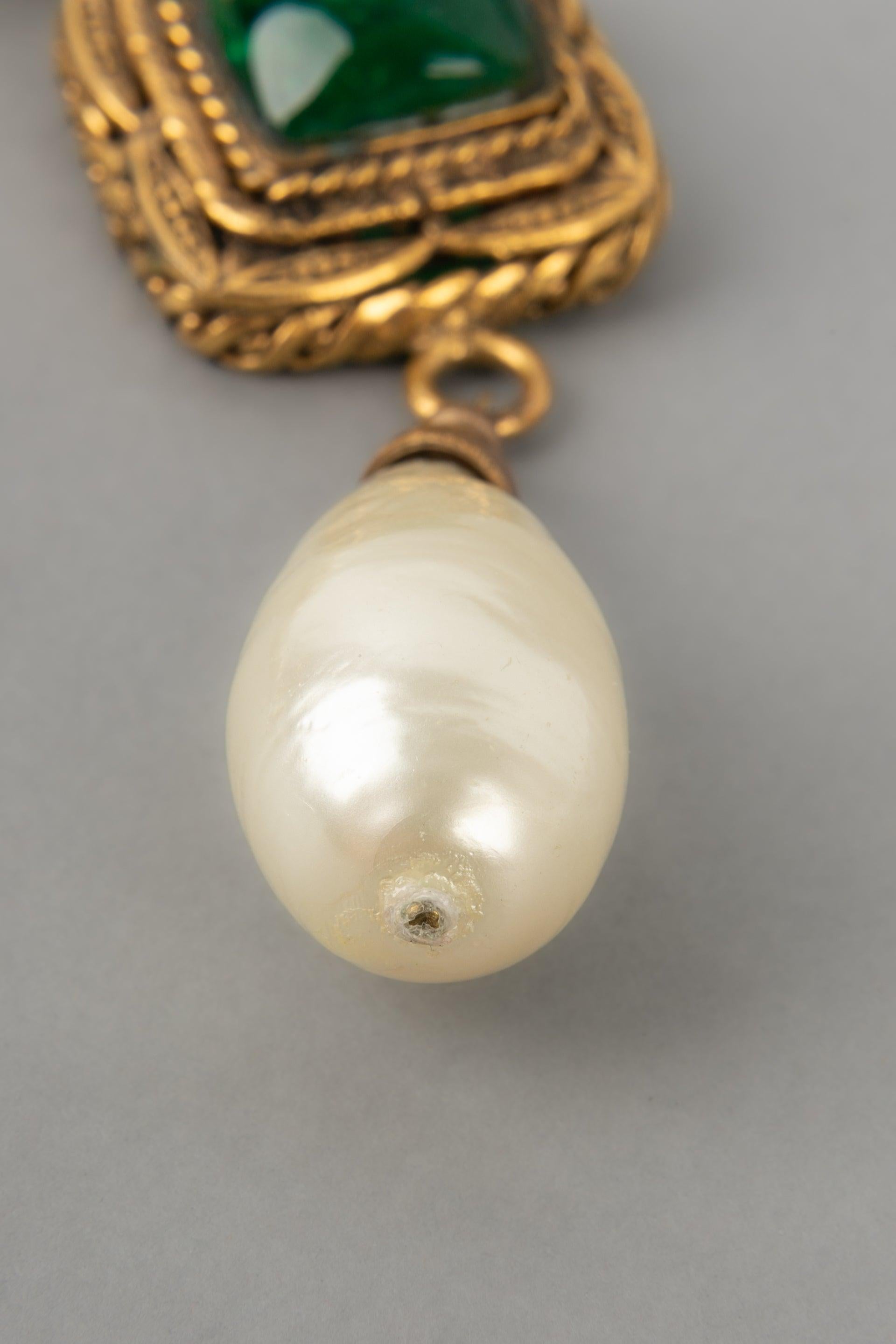 Chanel Collier de perles de costume avec pendentif en métal doré, 1983 en vente 1