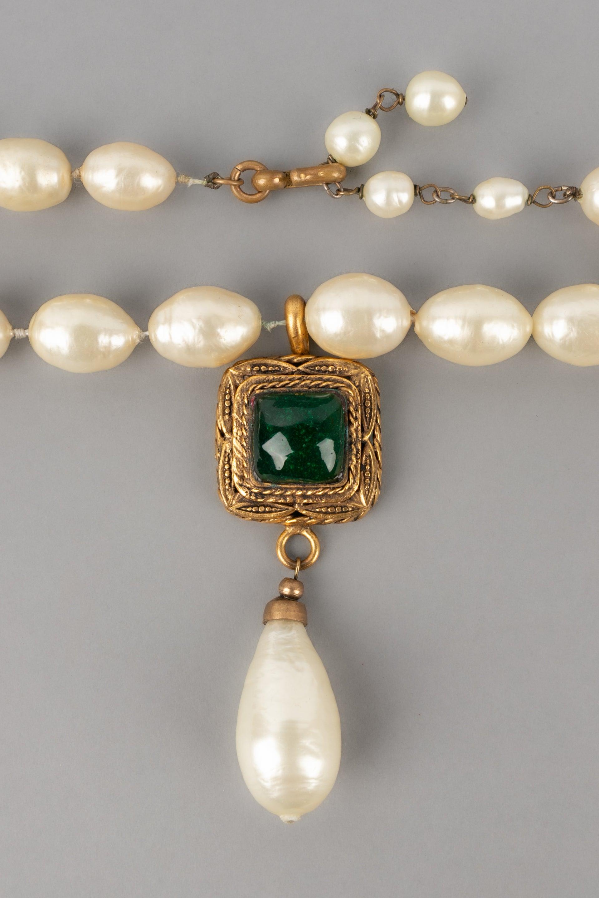 Chanel Collier de perles de costume avec pendentif en métal doré, 1983 en vente 3