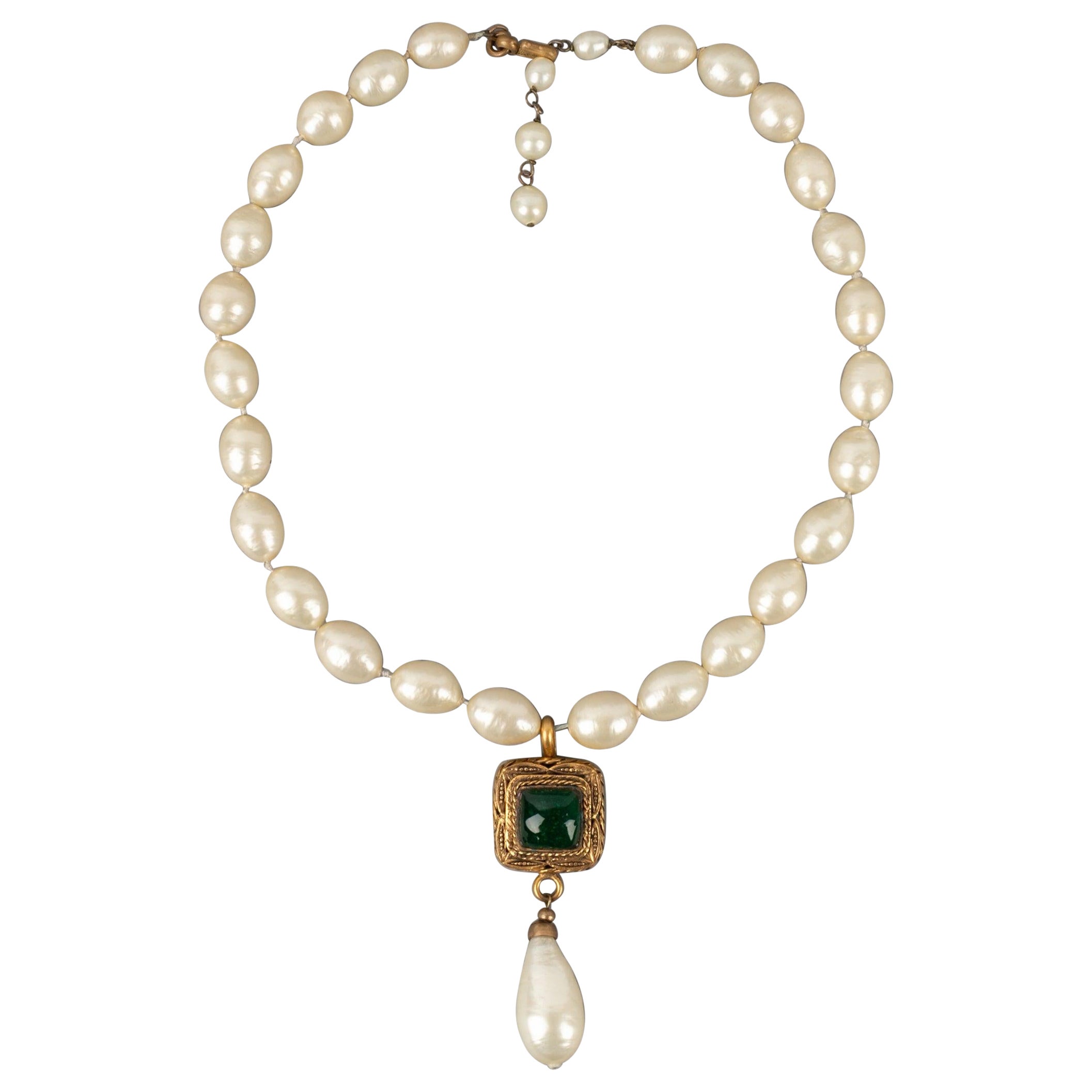 Collar de perlas Chanel Costume con colgante de metal dorado, 1983