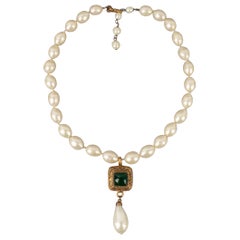 Collar de perlas Chanel Costume con colgante de metal dorado, 1983