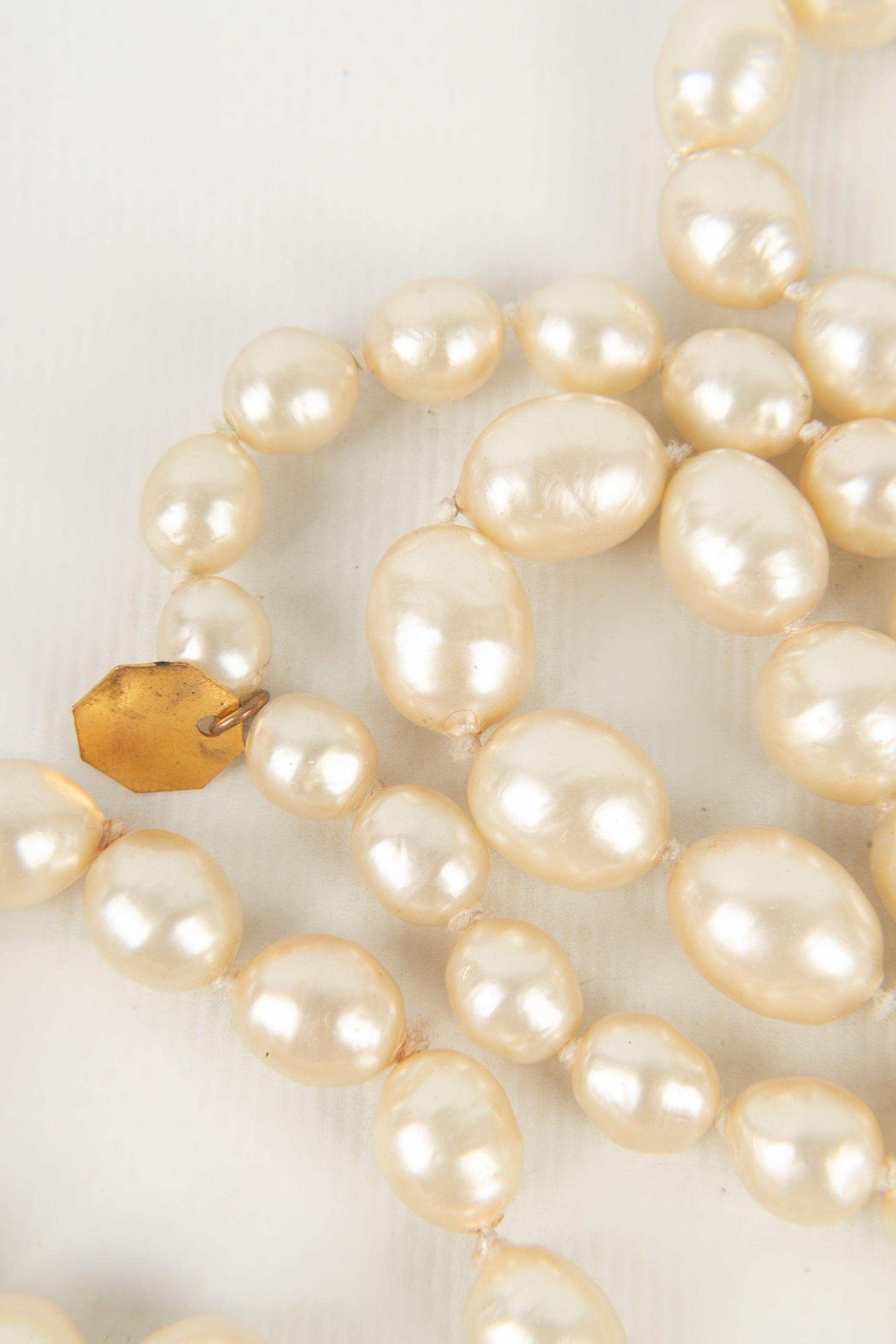 Chanel Collier de perles Costume avec pendentif en métal doré en vente 6