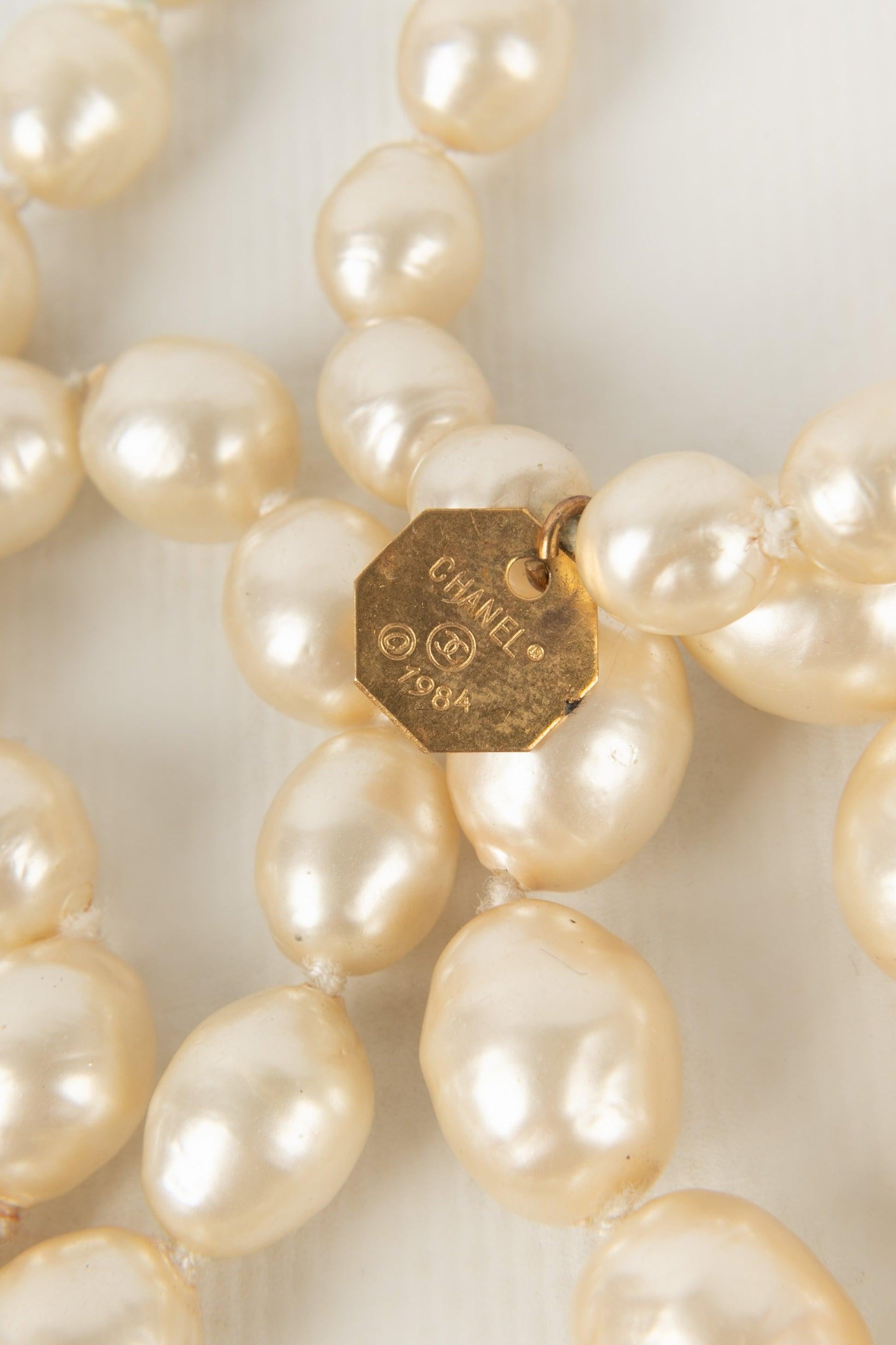 Chanel Collier de perles Costume avec pendentif en métal doré en vente 7
