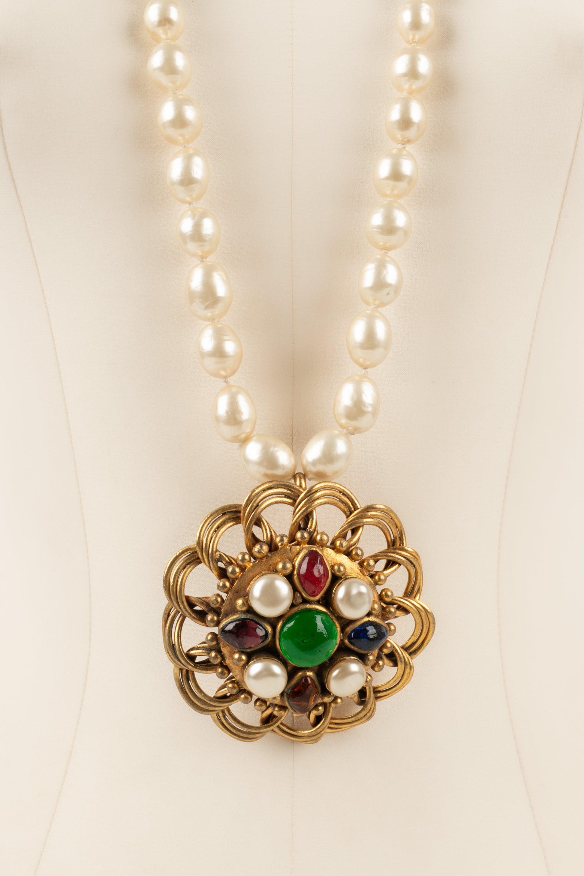 Chanel Collier de perles Costume avec pendentif en métal doré Bon état - En vente à SAINT-OUEN-SUR-SEINE, FR