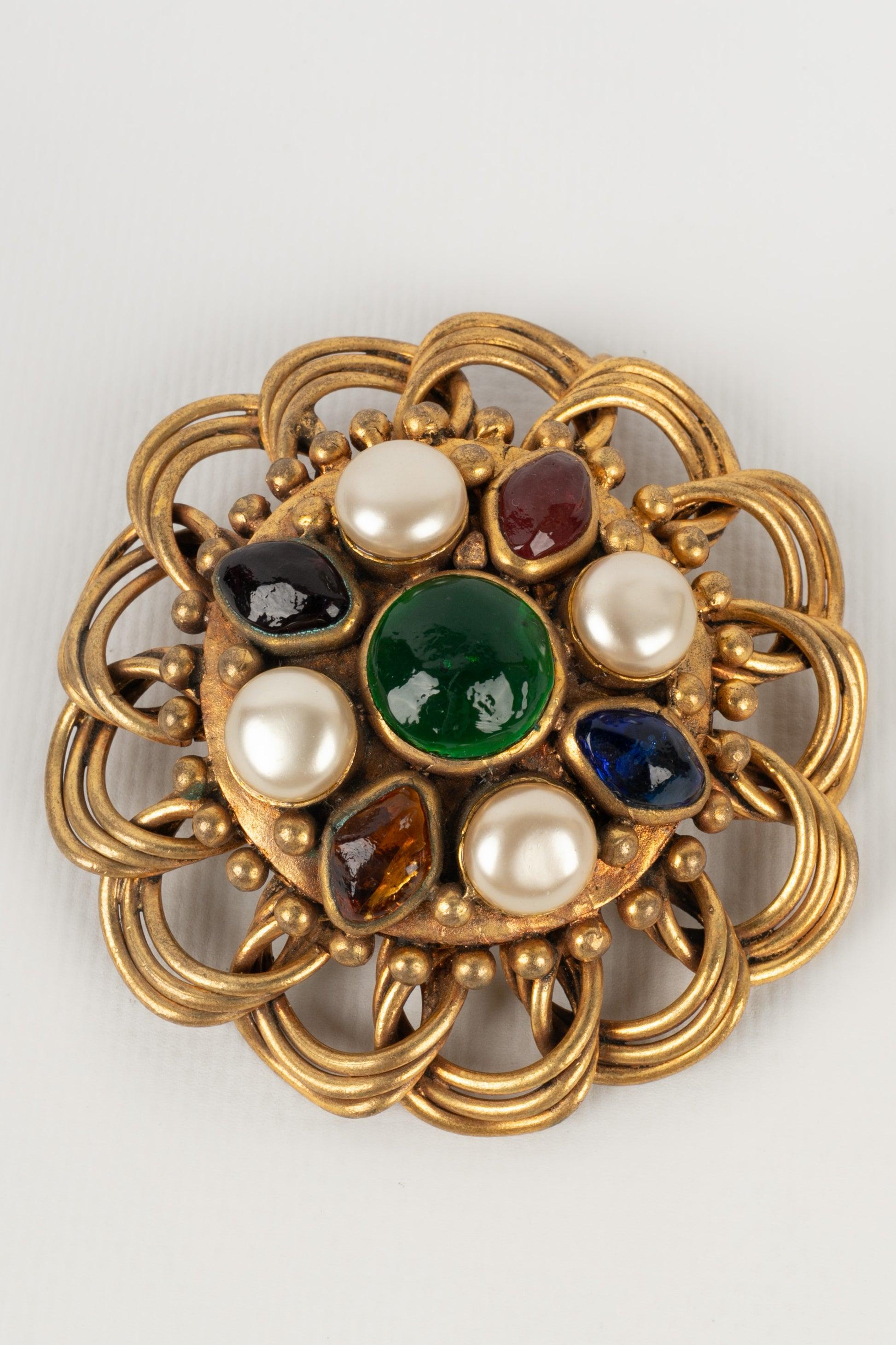 Chanel Collier de perles Costume avec pendentif en métal doré en vente 1