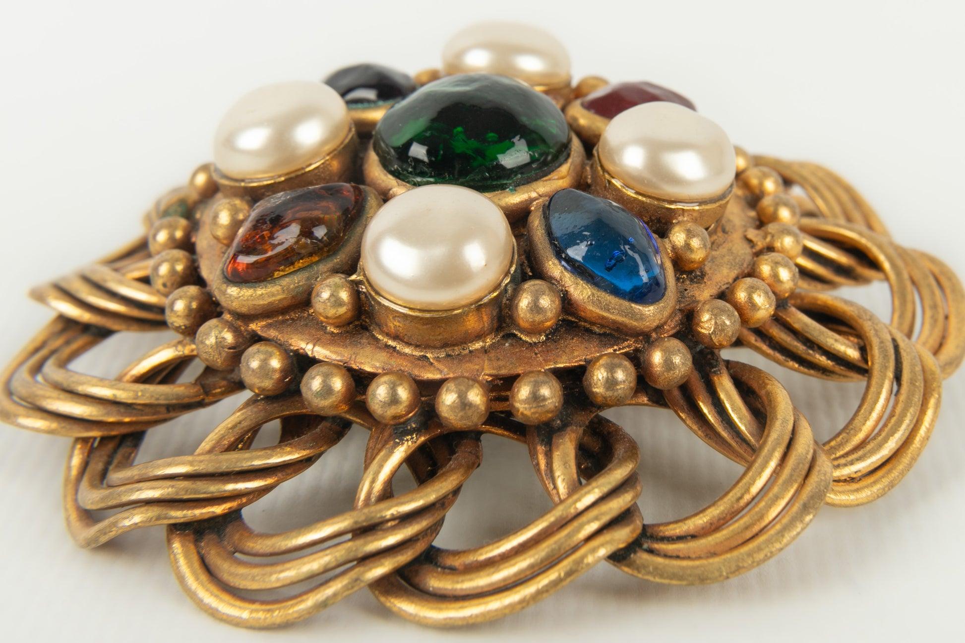 Chanel Collier de perles Costume avec pendentif en métal doré en vente 2