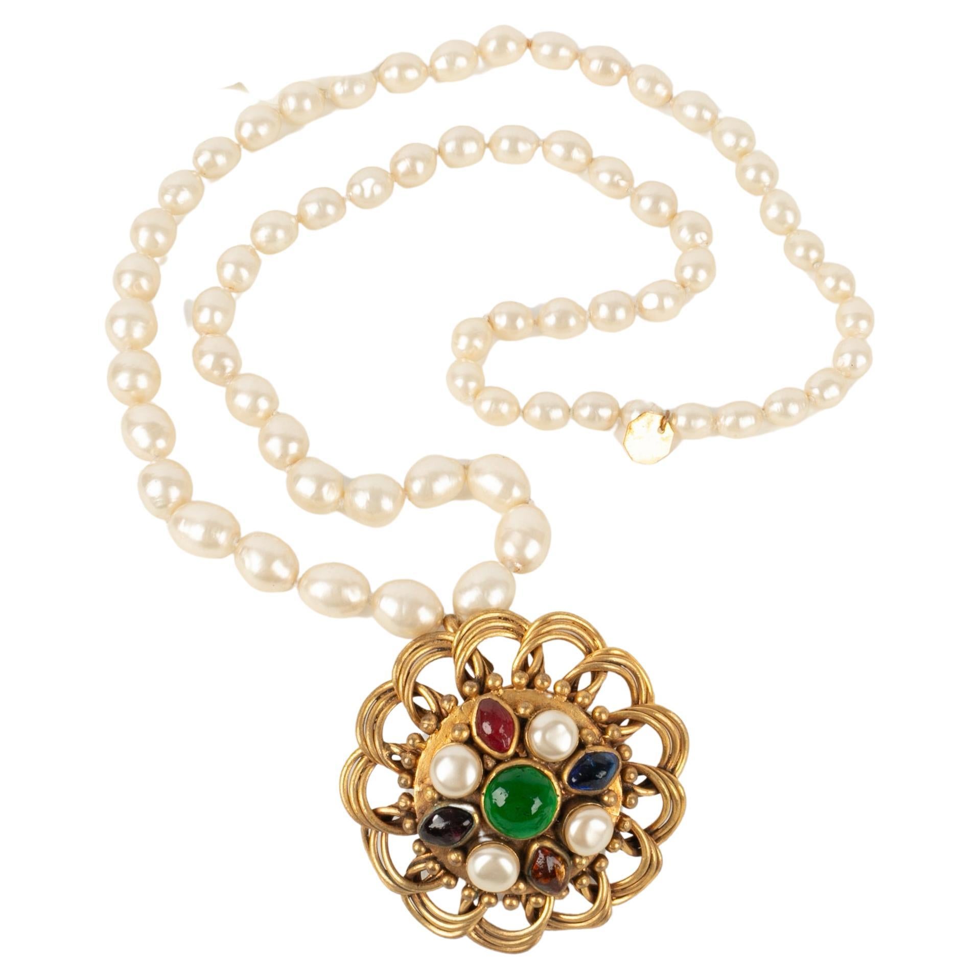 Chanel Collier de perles Costume avec pendentif en métal doré en vente