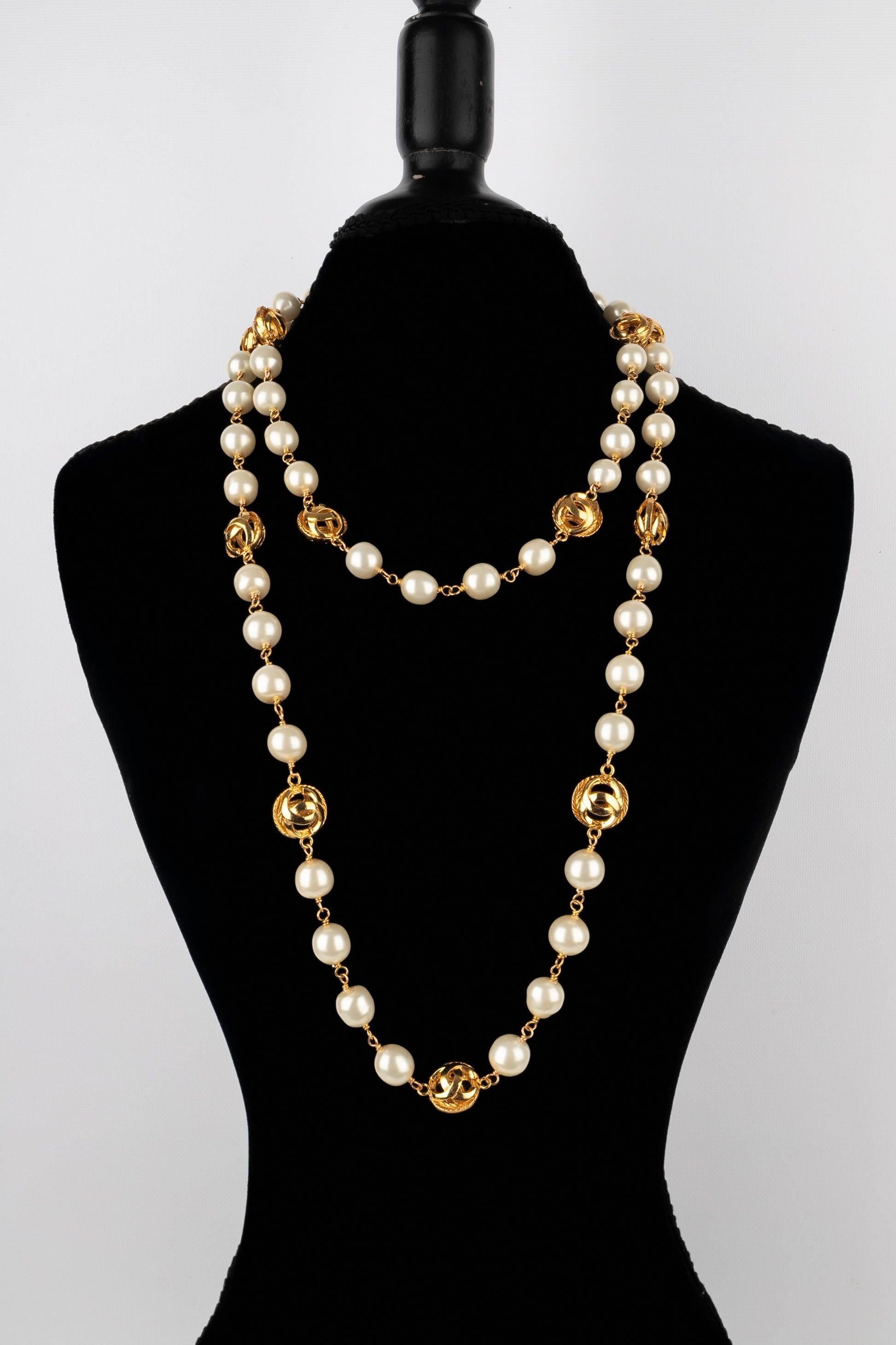 Chanel Costume Pearl Necklace with CC Logos In Excellent Condition In SAINT-OUEN-SUR-SEINE, FR
