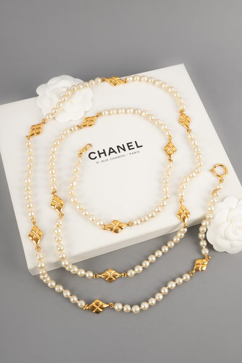 Chanel - (Made in France) Perlenkette mit Knoten und goldenen Metallelementen verziert.

Zusätzliche Informationen:
Zustand: Sehr guter Zustand
Abmessungen: Länge: 90 cm

Sellers Referenz: CB177