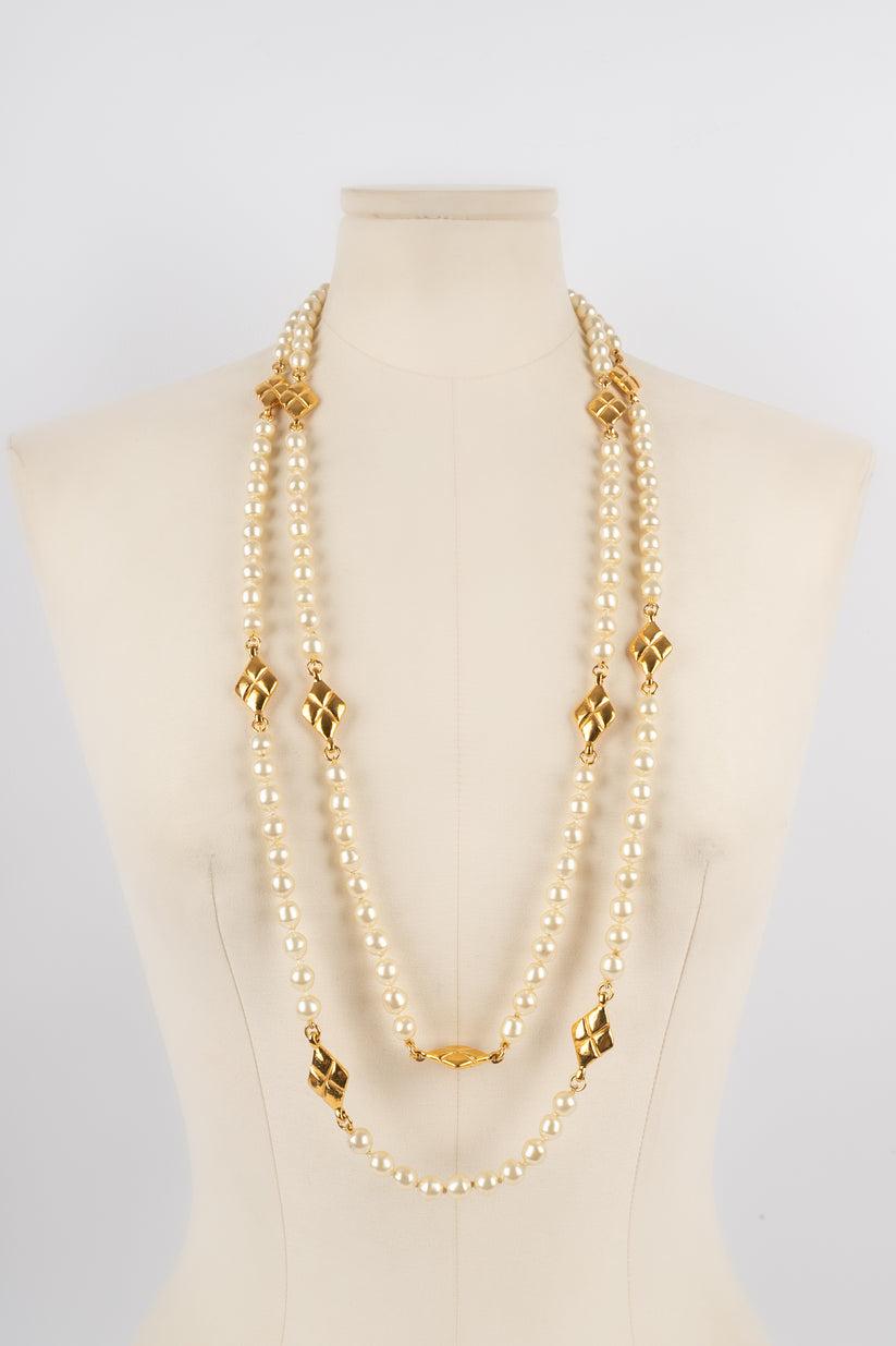 Chanel Costume Pearl Necklace with Golden Metal Elements In Excellent Condition For Sale In SAINT-OUEN-SUR-SEINE, FR