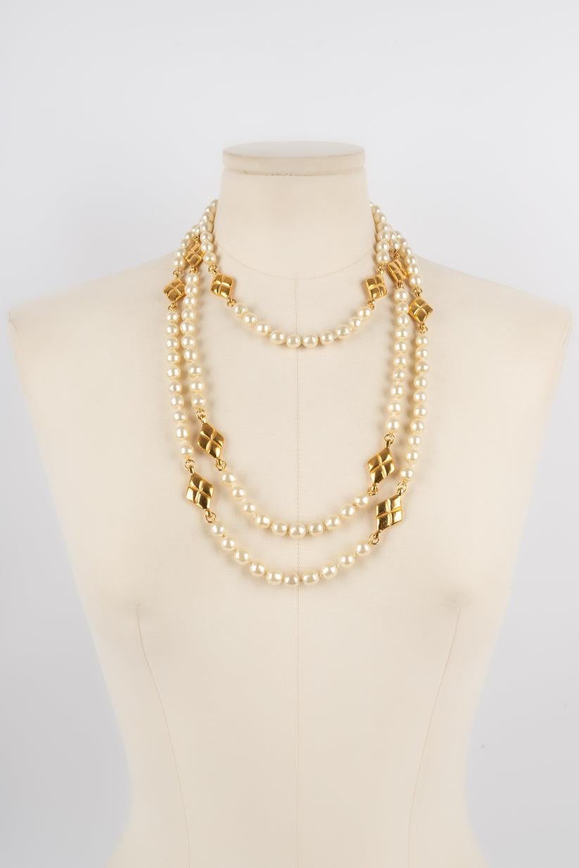 Chanel Costume Pearl Necklace with Golden Metal Elements For Sale 2