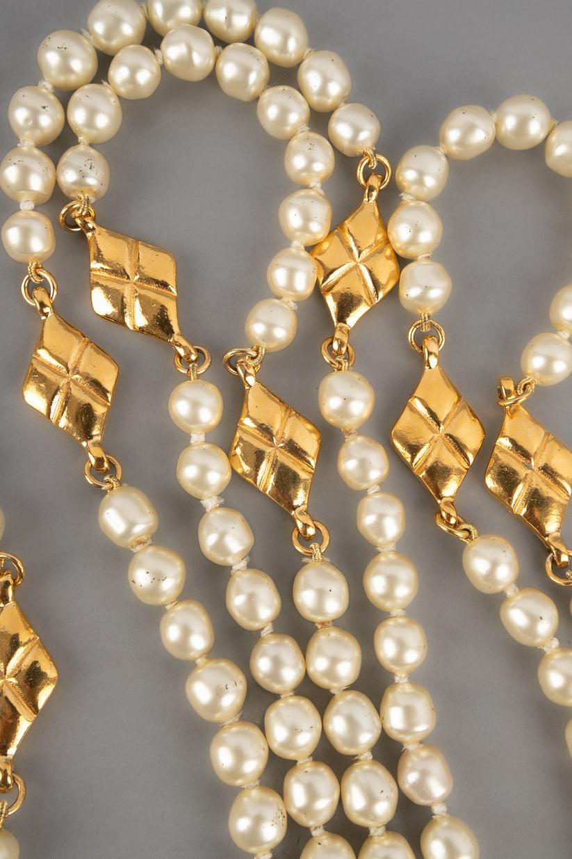 Chanel Kostüm-Perlenkette mit goldenen Metallelementen im Angebot 3