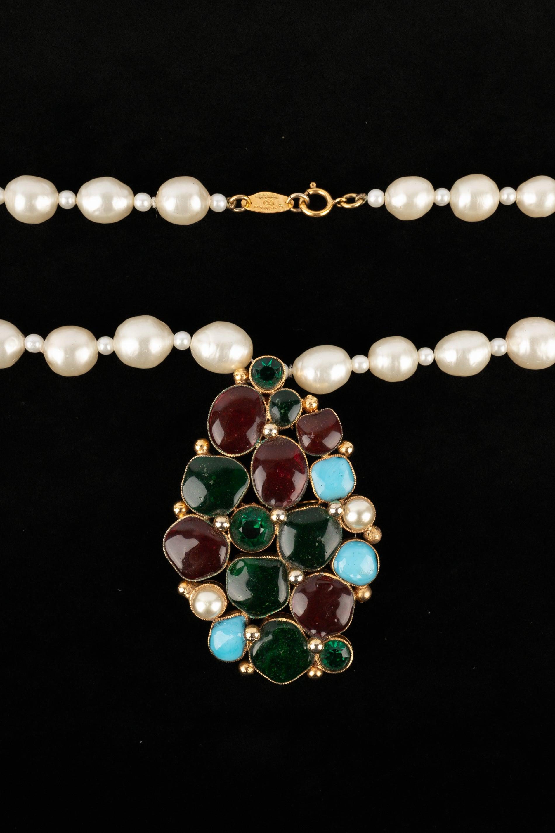 Chanel Collar de perlas de fantasía con broche de pasta de vidrio multicolor en venta 6