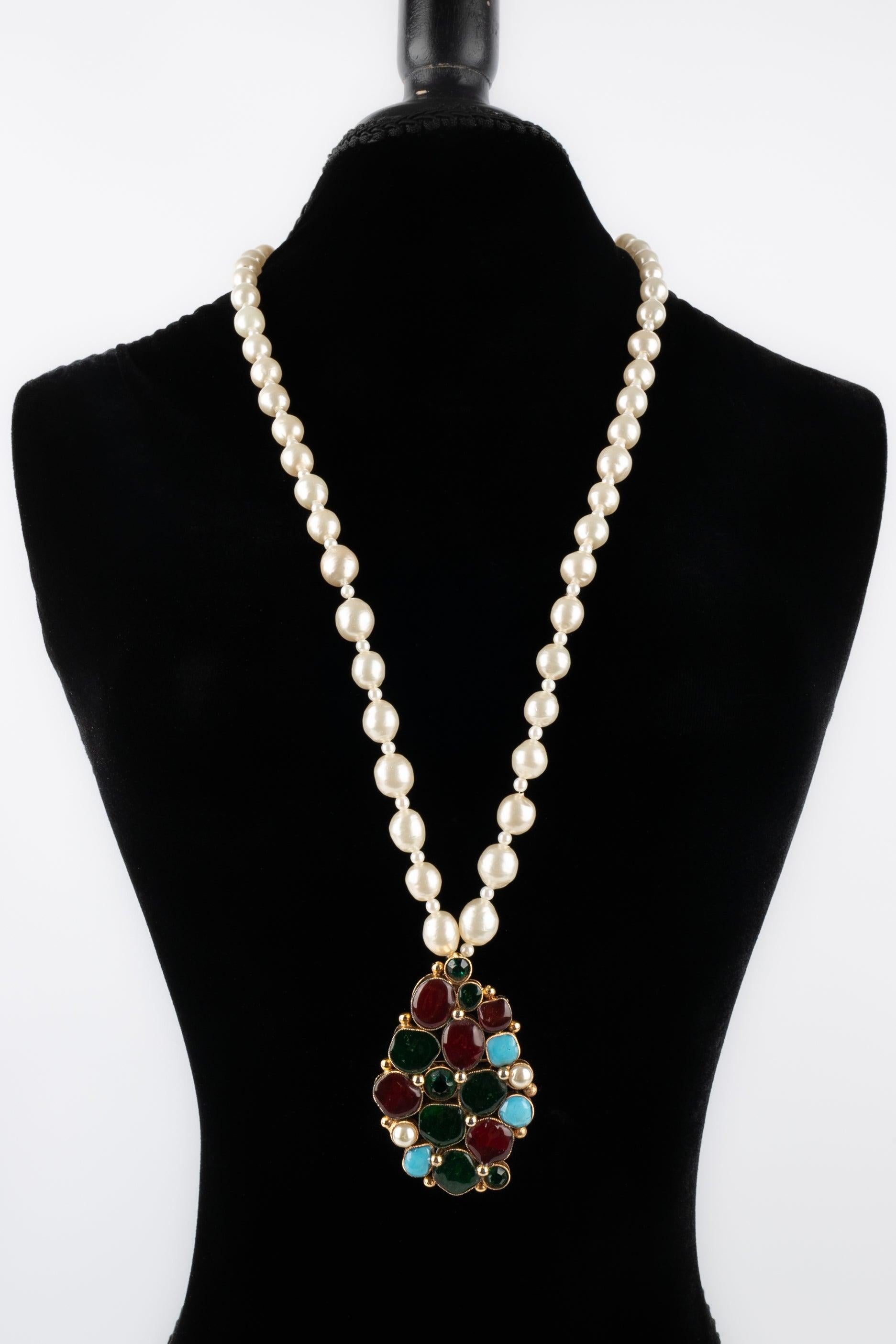 Chanel - (Fabricado en Francia) Collar de perlas de fantasía con un broche colgante de metal dorado adornado con pasta de vidrio multicolor.

Más información:
Estado: Muy buen estado
Dimensiones: Longitud: 82 cm

Referencia del vendedor: CB37