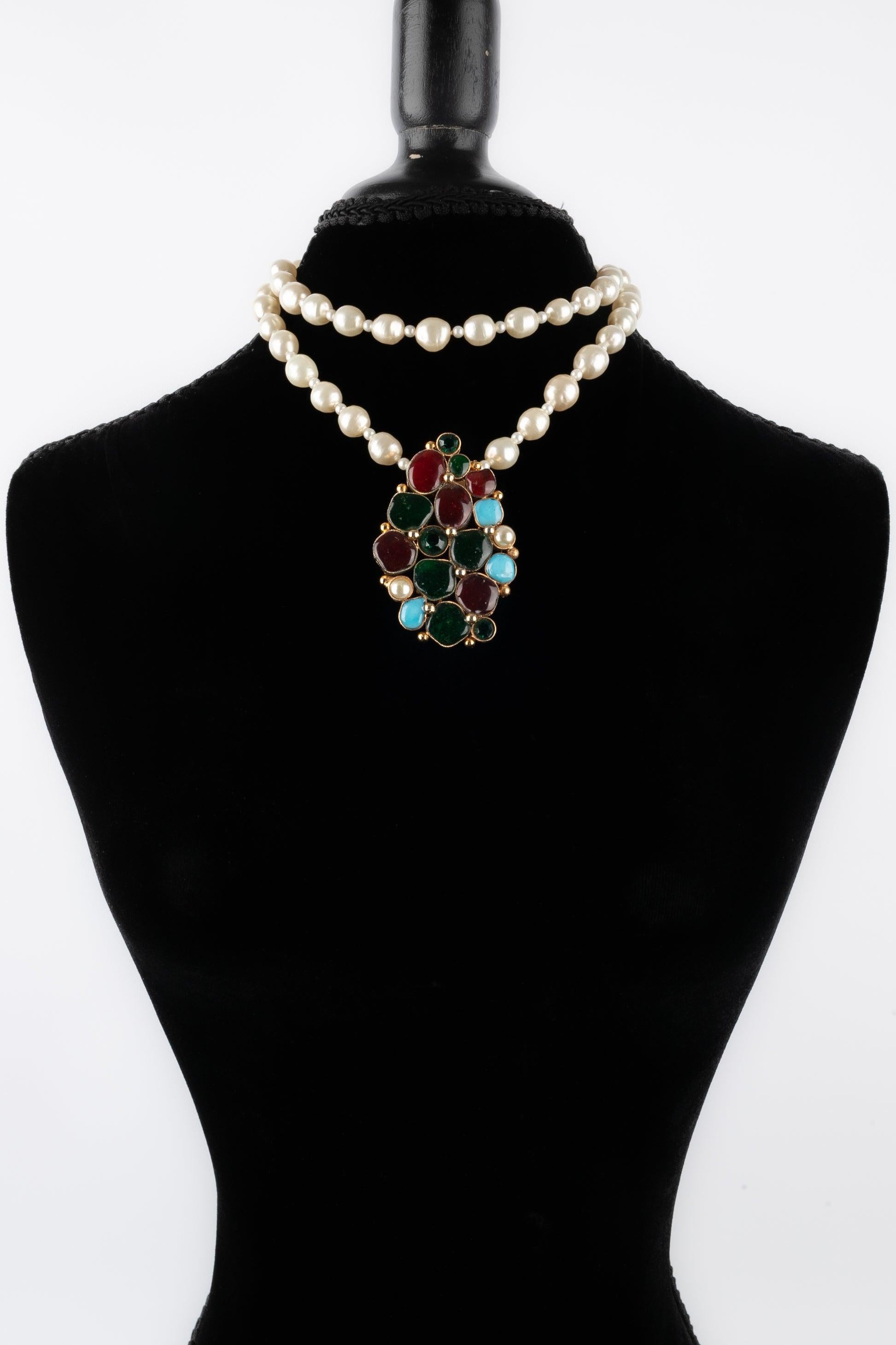 Chanel Collar de perlas de fantasía con broche de pasta de vidrio multicolor en Excelente estado para la venta en SAINT-OUEN-SUR-SEINE, FR