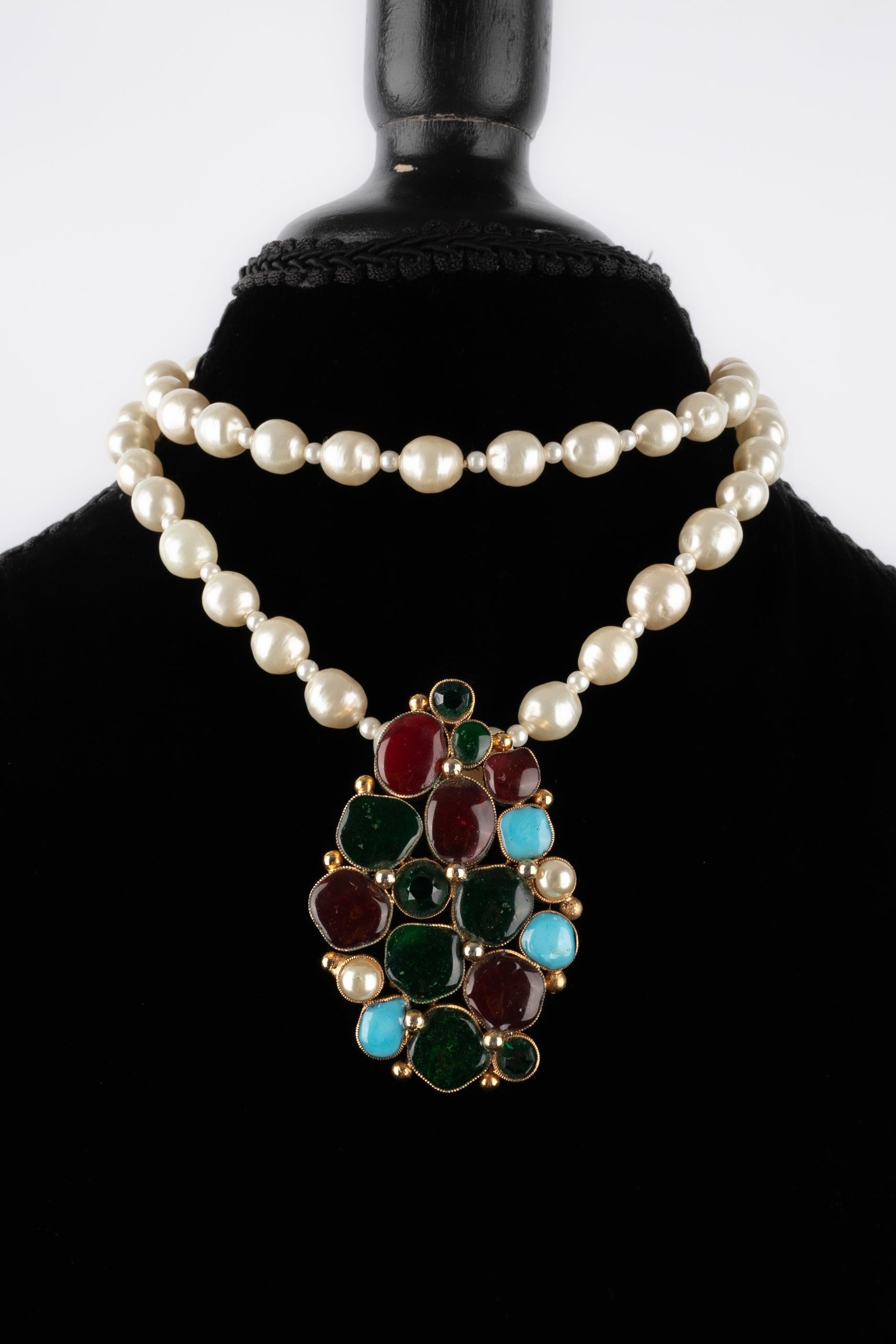 De las mujeres Chanel Collar de perlas de fantasía con broche de pasta de vidrio multicolor en venta