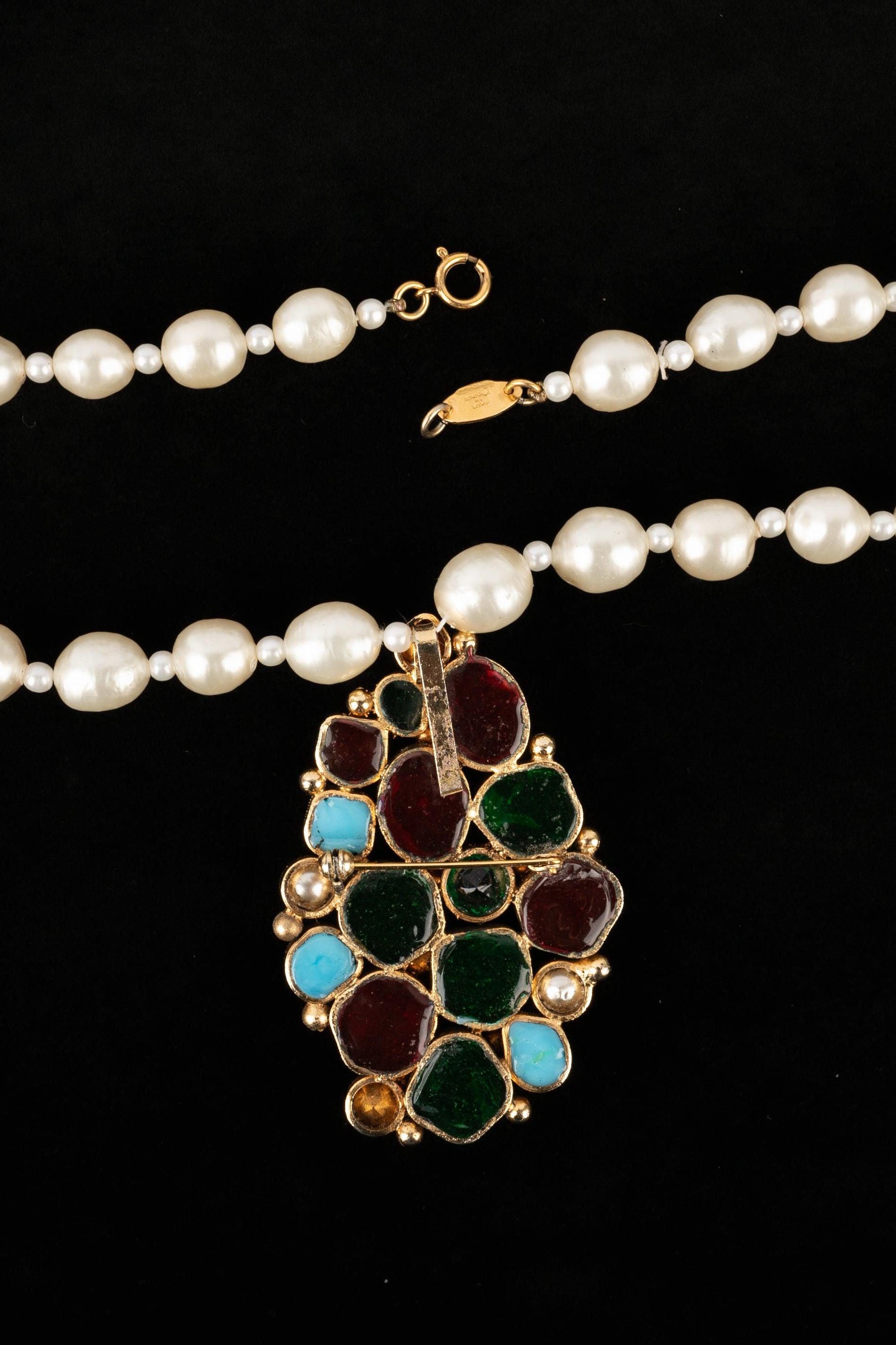 Chanel Collar de perlas de fantasía con broche de pasta de vidrio multicolor en venta 2