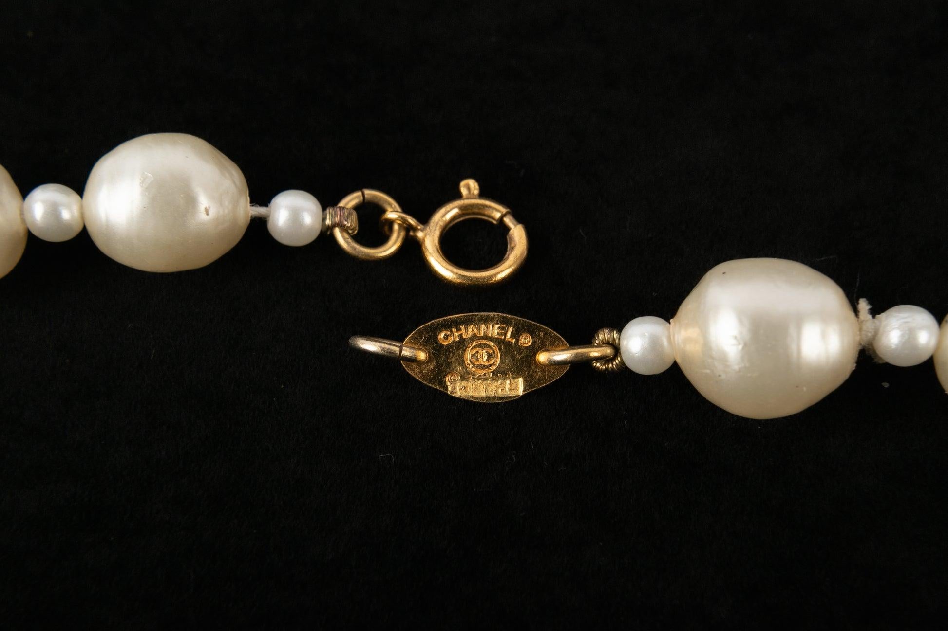 Chanel Collar de perlas de fantasía con broche de pasta de vidrio multicolor en venta 3
