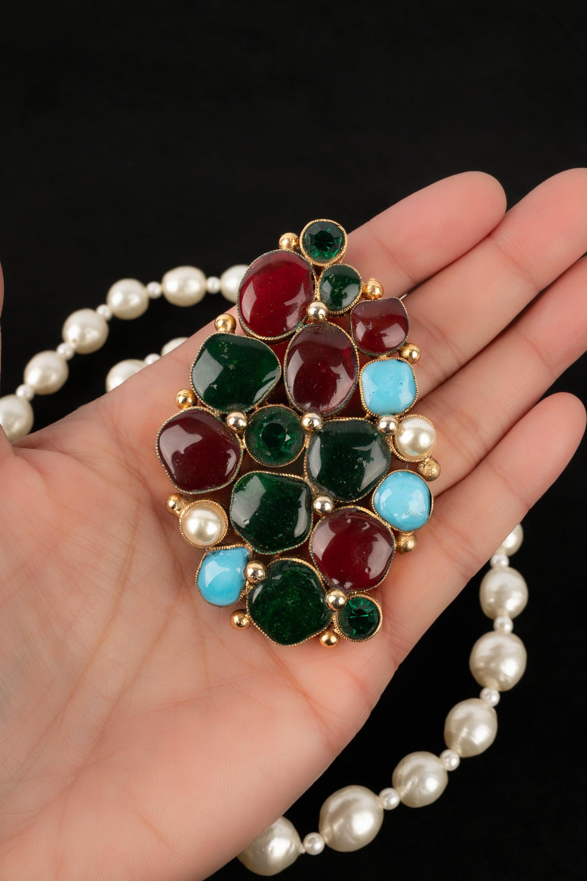 Chanel Collar de perlas de fantasía con broche de pasta de vidrio multicolor en venta 4