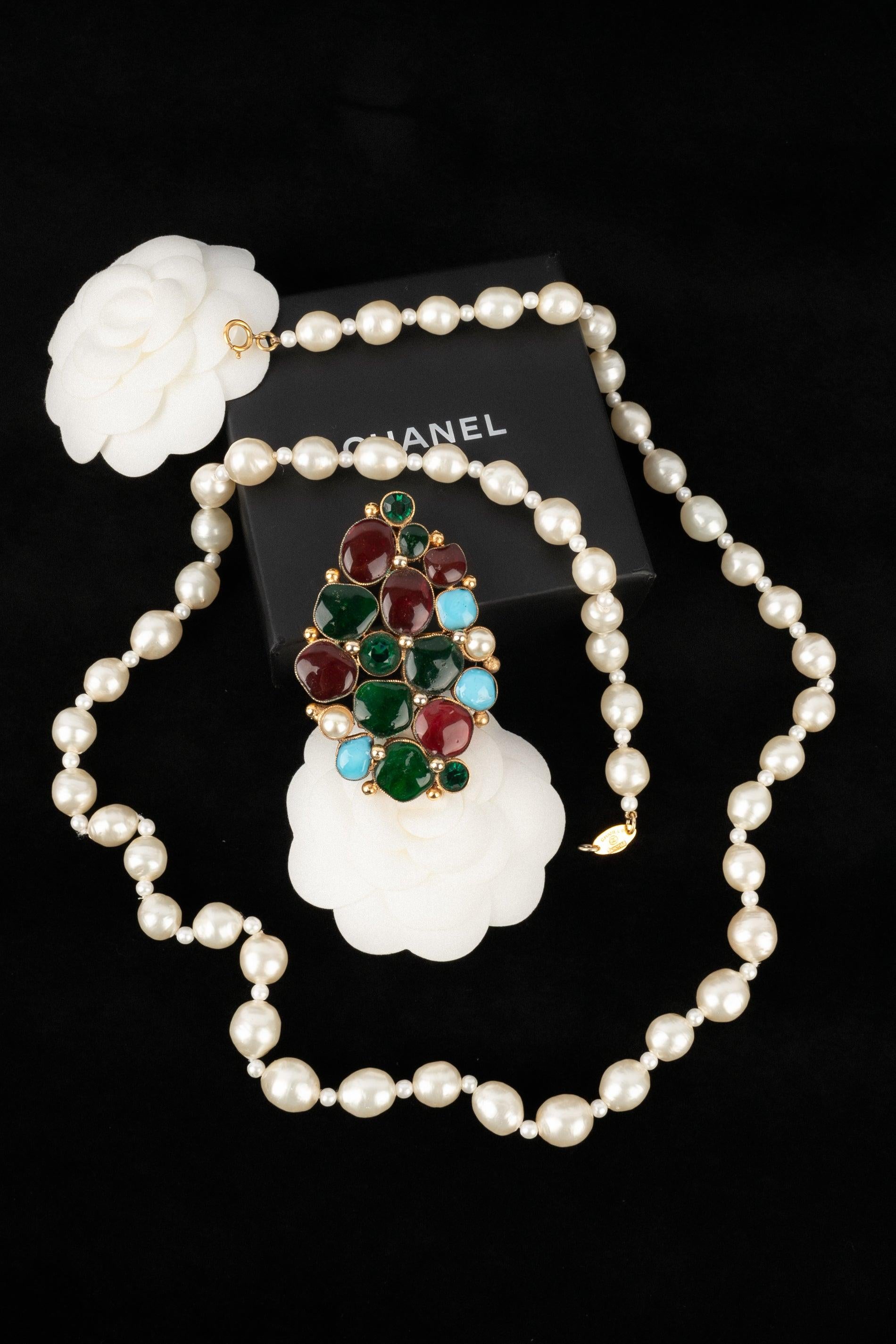 Chanel Collar de perlas de fantasía con broche de pasta de vidrio multicolor en venta 5