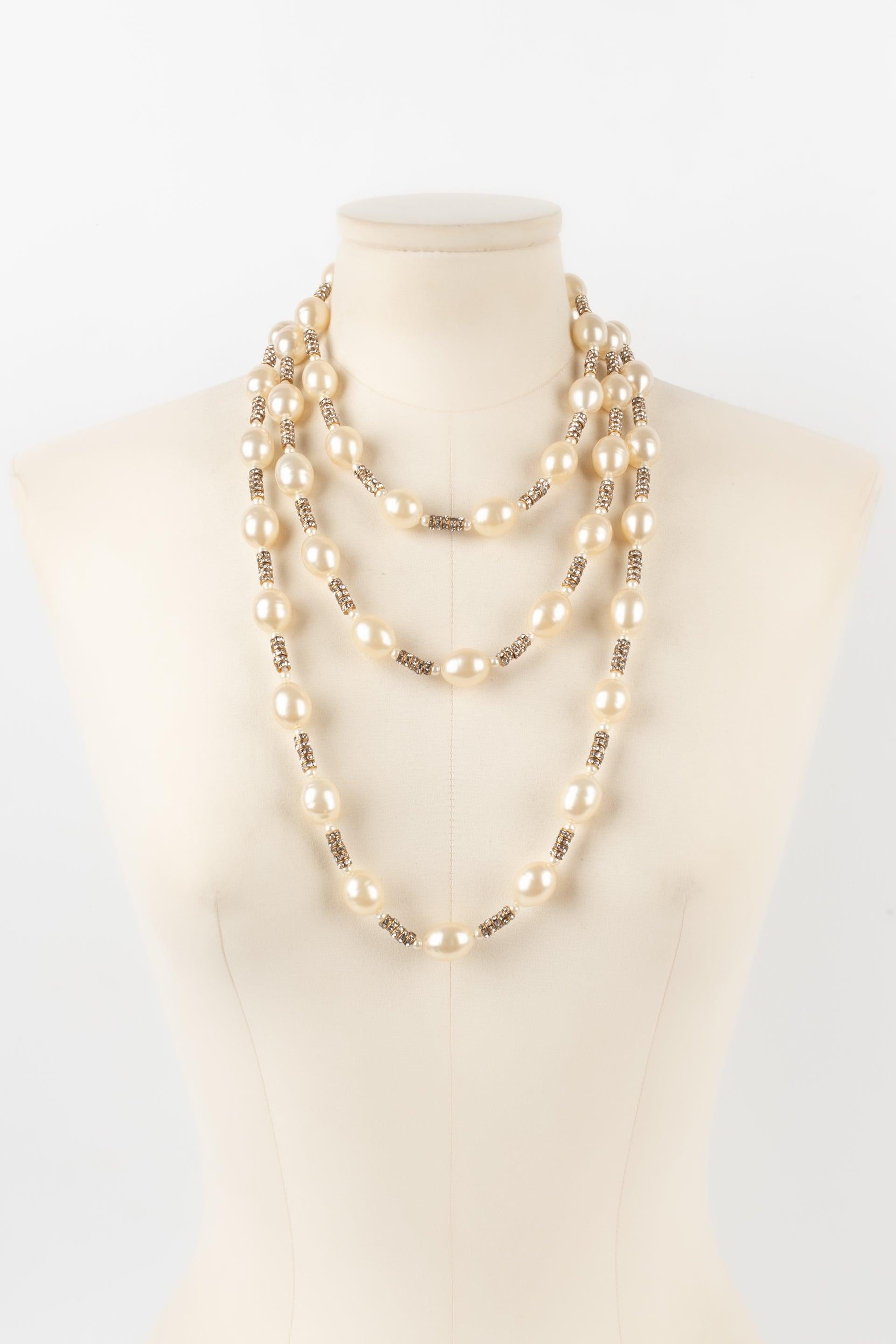 Chanel Costume Pearl Sautoir/ Necklace  with Golden Metal Rhinestone, 1990s In Excellent Condition For Sale In SAINT-OUEN-SUR-SEINE, FR