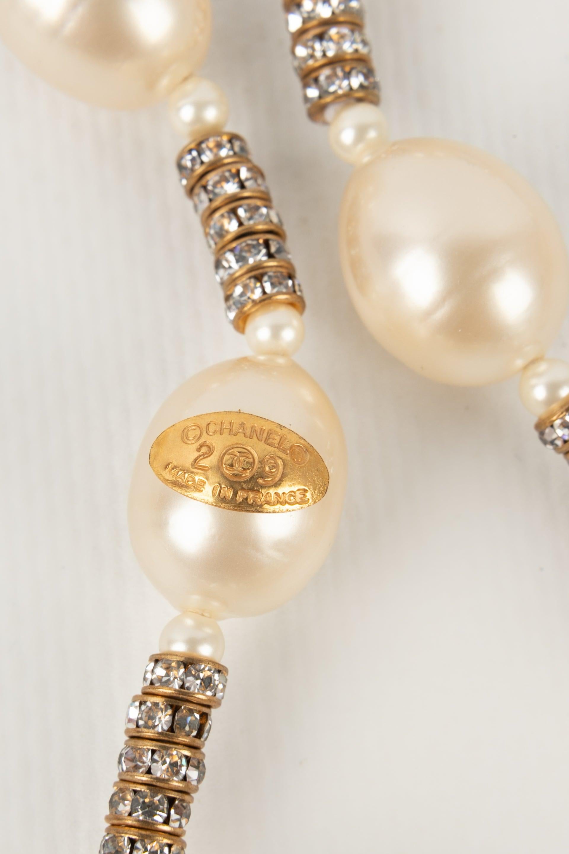 Chanel Costume Pearl Sautoir/ Necklace  with Golden Metal Rhinestone, 1990s For Sale 5