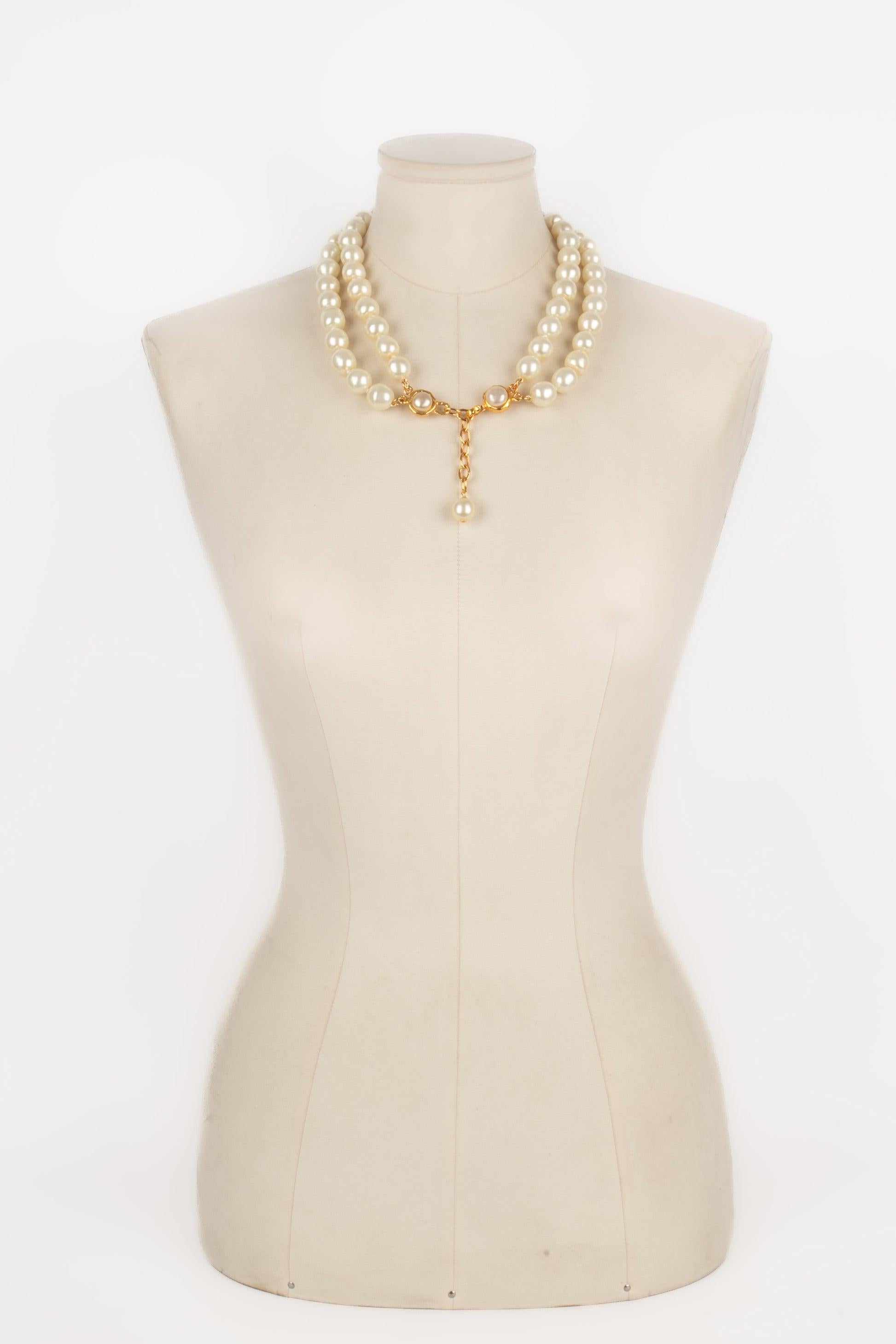 Chanel - (Fabriqué en France) Collier fantaisie à deux rangs de perles assemblées par des nœuds. Fermeture en métal doré. Bijoux des années 1990.

Informations complémentaires :
Condit : Très bon état.
Dimensions : Longueur de la rangée la plus