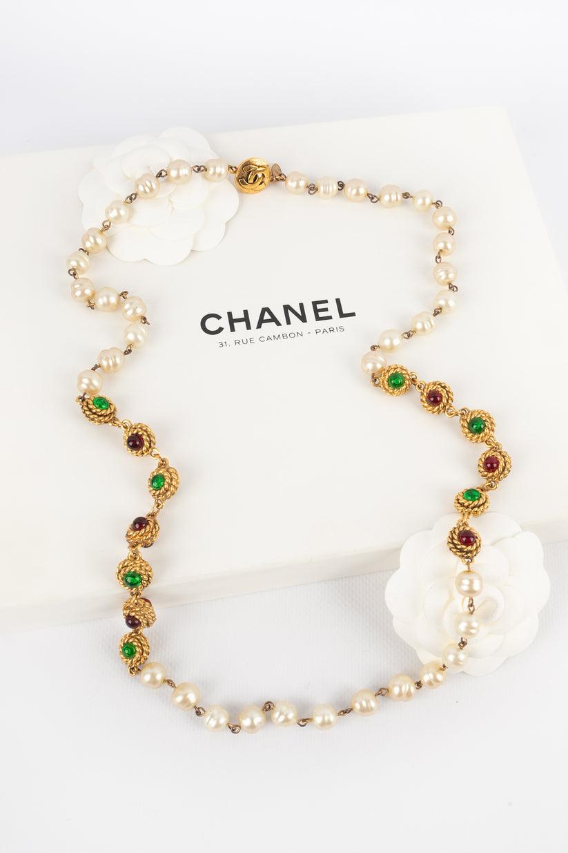 Chanel - (Made in France) Kostümperlenkette mit goldenen Metall- und Glaspastelementen. Schmuck aus den 1980er Jahren. Zu erwähnen ist, dass einige Perlen beschädigt sind.

Zusätzliche Informationen:
Zustand: Guter Zustand
Abmessungen: Länge: 89