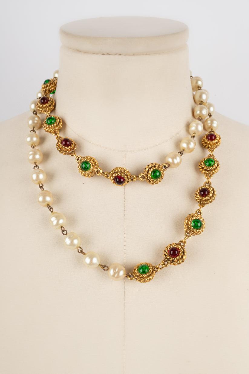 Chanel Kostüm-Perlenkette mit goldener Metallhalskette, 1980er Jahre im Zustand „Gut“ im Angebot in SAINT-OUEN-SUR-SEINE, FR