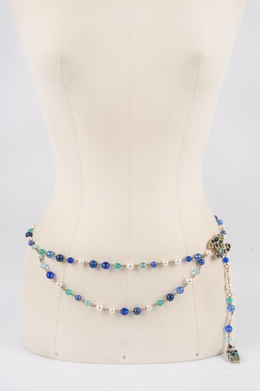 Chanel - (Made in France) Ligh-golden metal belt composed of costume pearls and blue-tone glass pearls. 2007 Fall-Winter Collection.

Additional information:
Condition: Very good condition
Dimensions: Length: 90 cm
Period: 21st Century

Seller