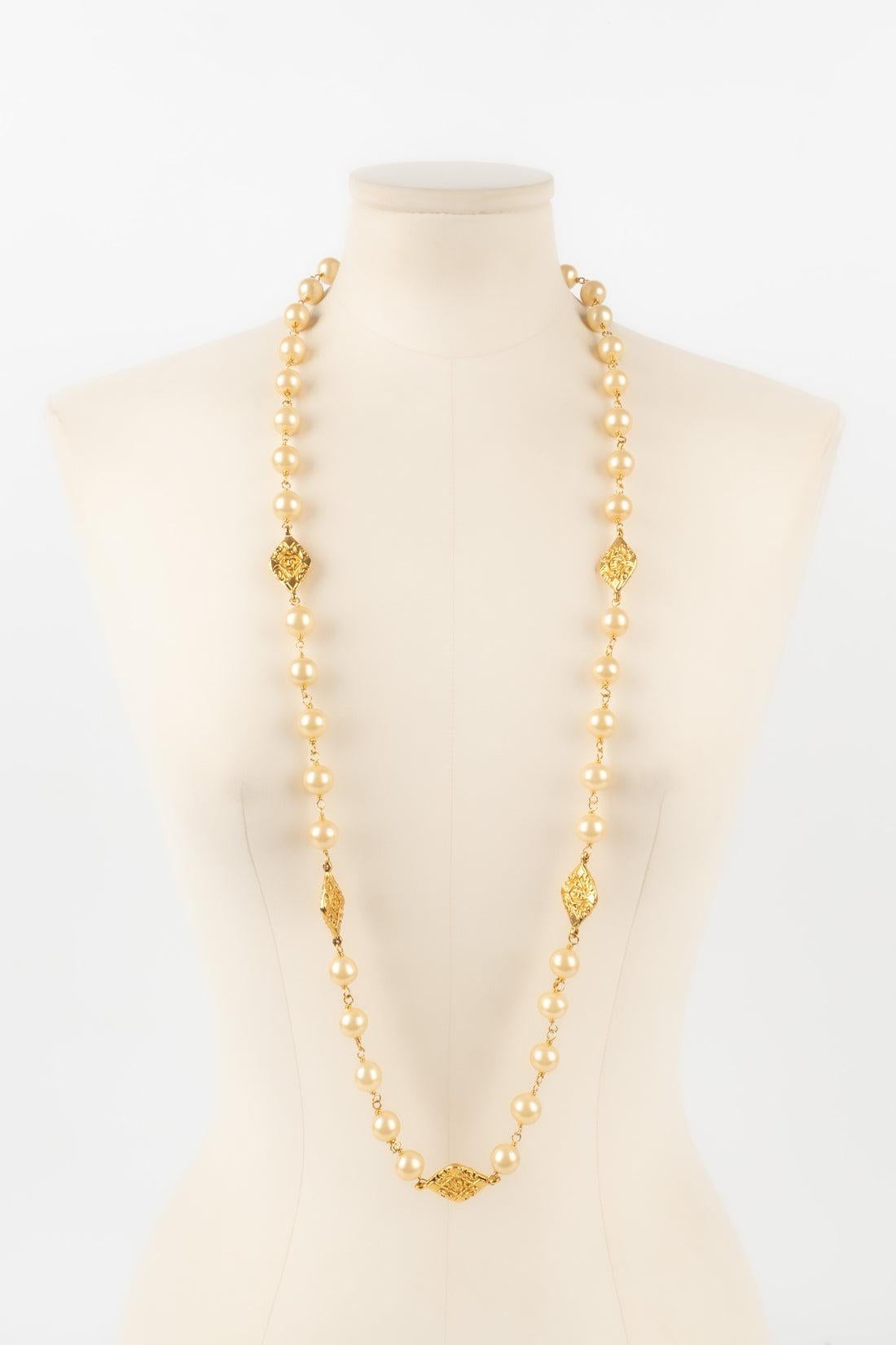 Chanel - (Made in France) Golden metal necklace with costume pearls.

Additional information:
Condition: Very good condition
Dimensions: Length: 105 cm

Seller Reference: CB157