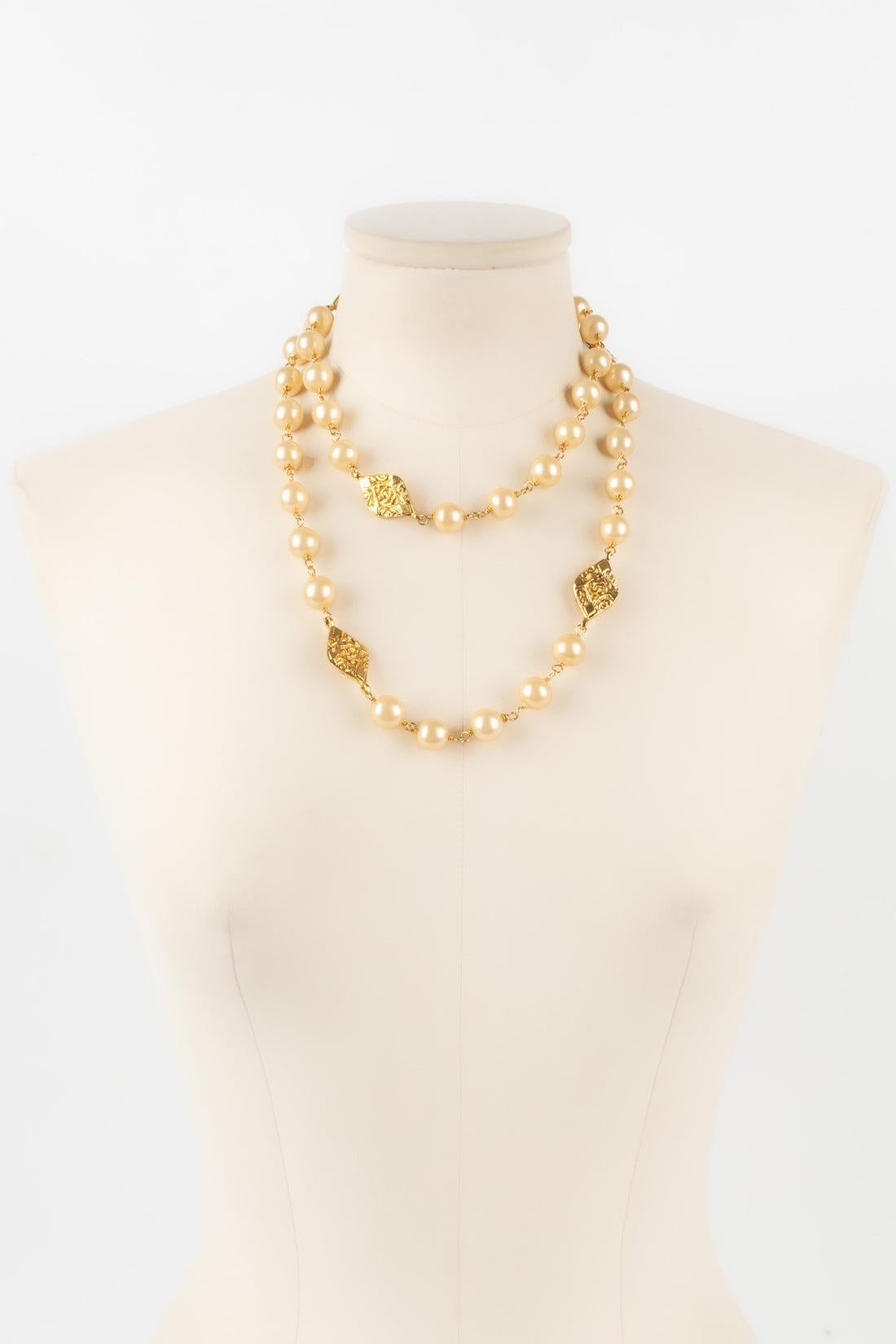 Chanel Halskette mit Kostüm-Perlen im Zustand „Hervorragend“ im Angebot in SAINT-OUEN-SUR-SEINE, FR
