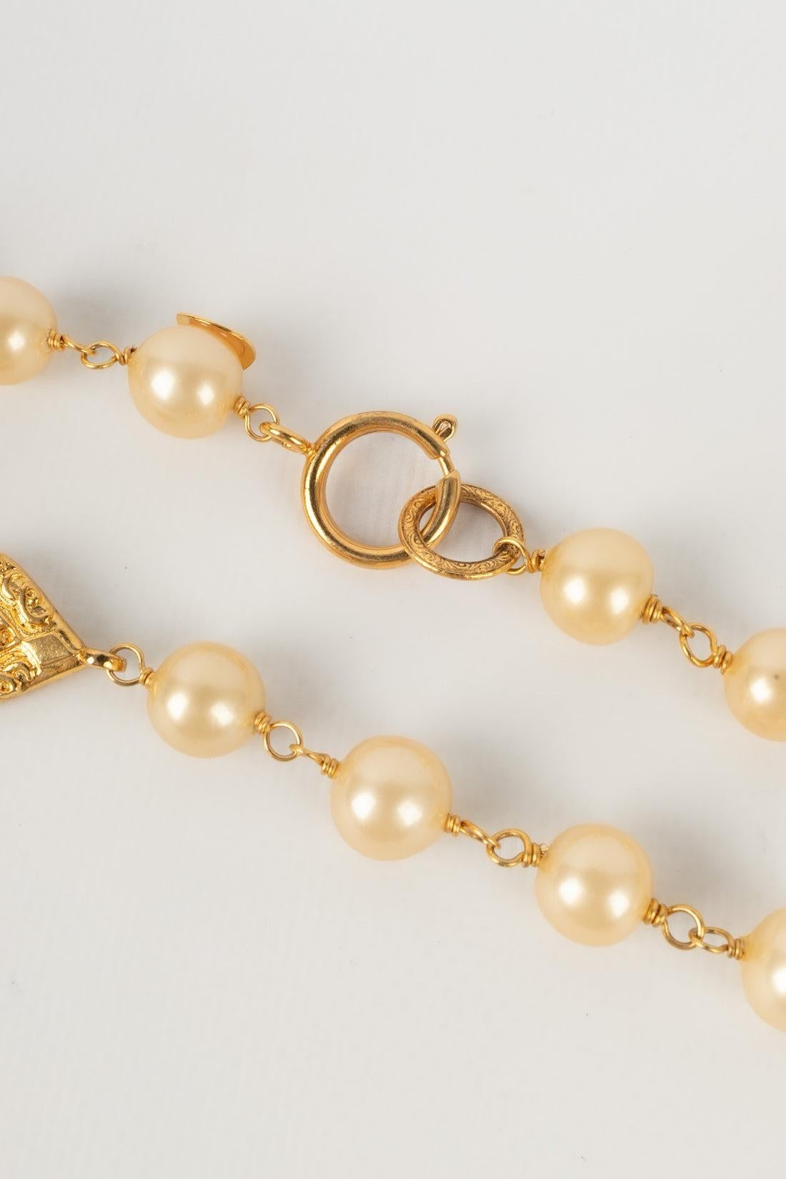 Chanel Halskette mit Kostüm-Perlen im Angebot 1