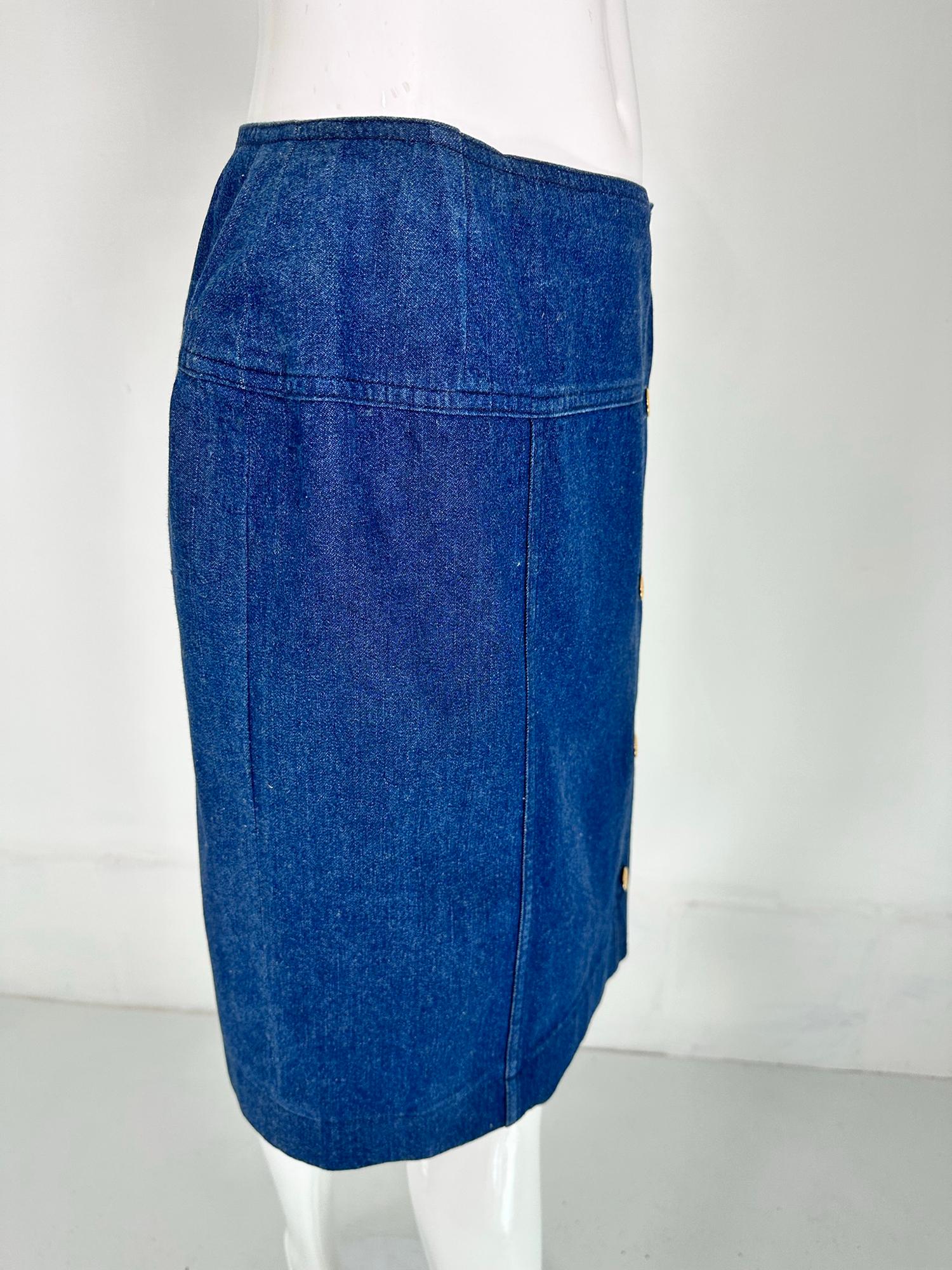 Chanel Falda Denim Algodón Yugo Cadera Lateral Botón Logo Oro en venta 8