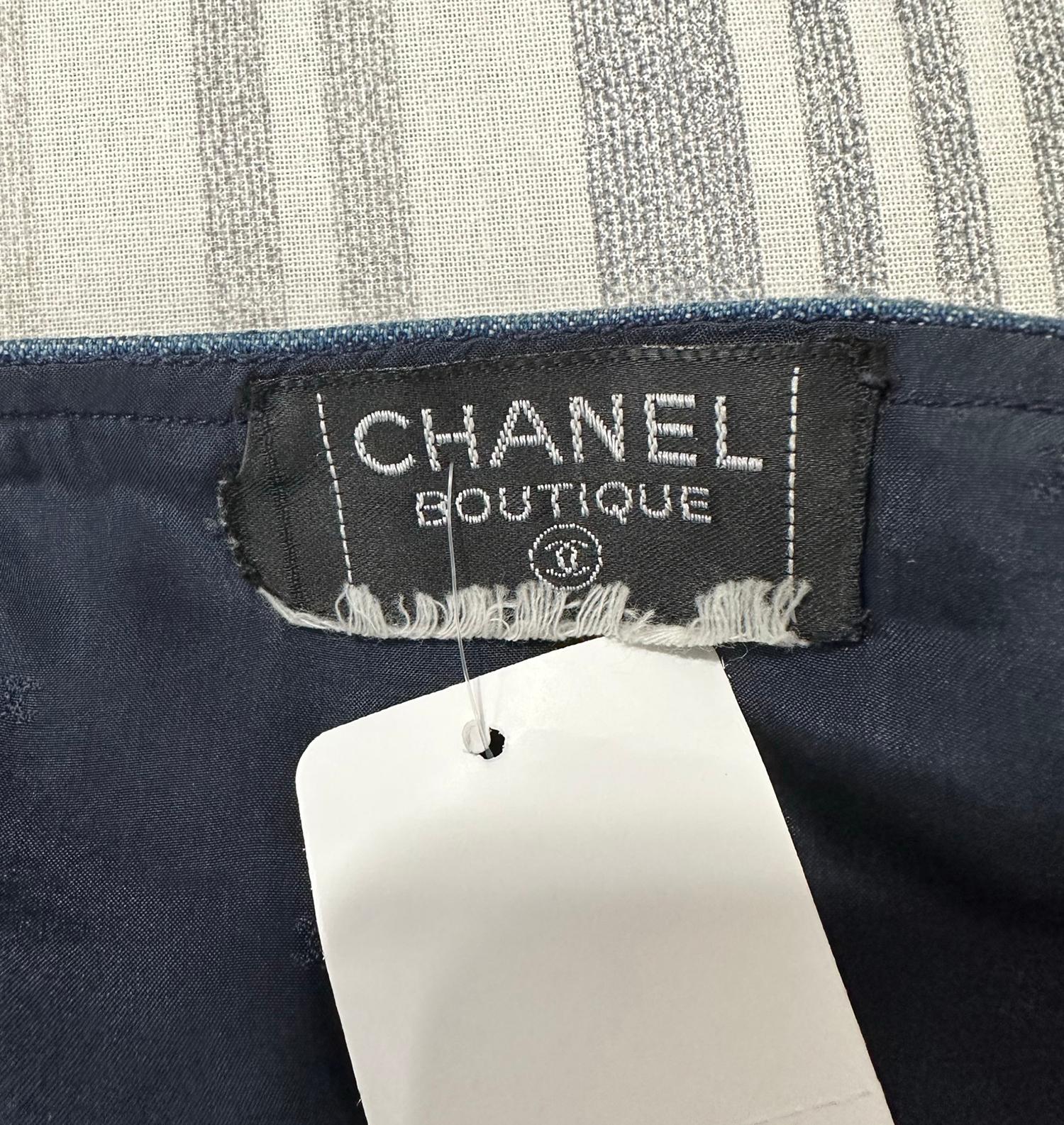 Chanel Denim Yoke Hüftrock aus Baumwolle mit goldenem Logo und Knopfleiste  im Angebot 11